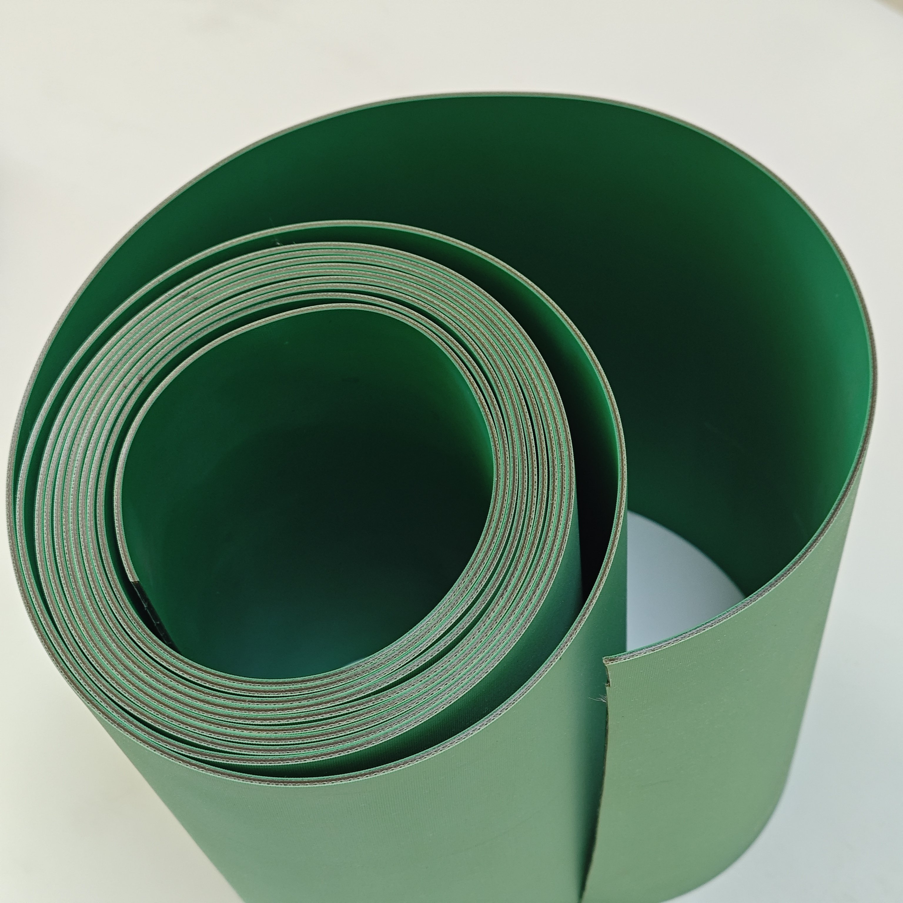 2.5mm thickness is not easy to break and antistatic nylon layer scraping joint flat belt drive belt