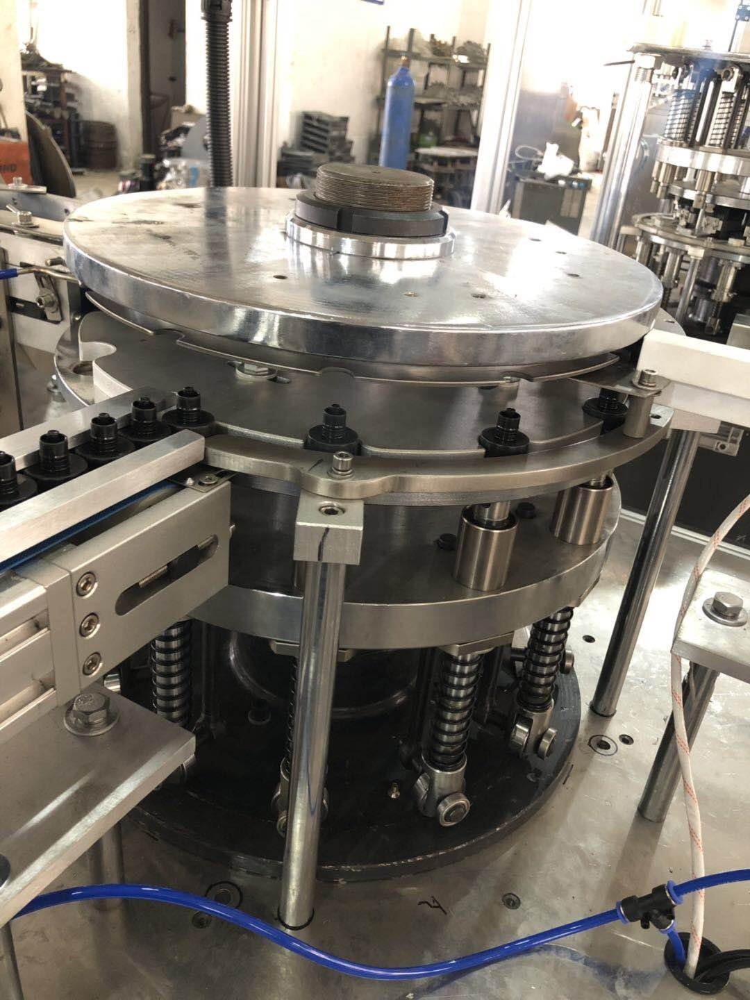 2 Two Parts Push Pull High Speed Cap Assembly Machine Closure Tapa Assembly Machine
