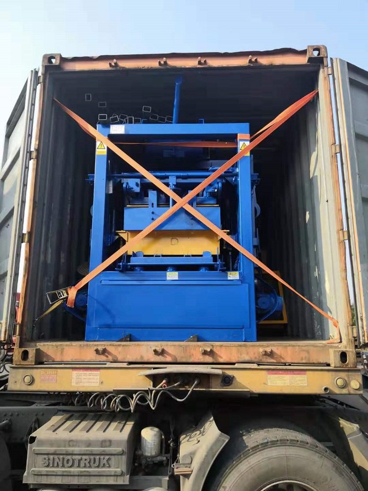 QT4-24 Small Concrete Mixer Machine with Unique Auto Exchange Device AAC Block Making Equipment Efficient Brick Maker