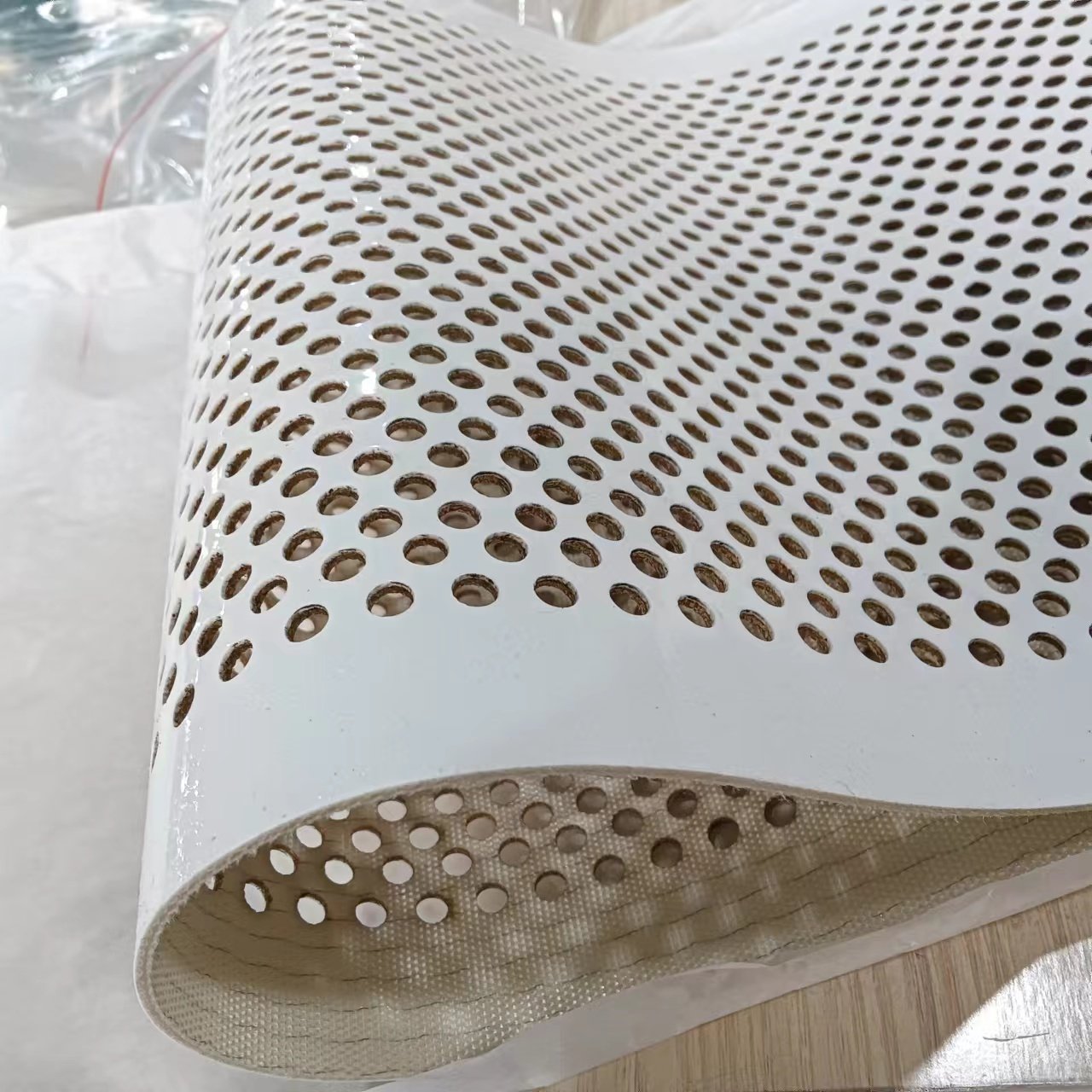 Thickened Anti-stick hole conveyor belt with silicone coating for diapers, paper towels, sanitary napkins