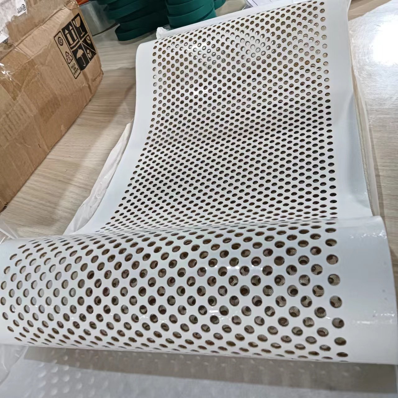 Thickened Anti-stick hole conveyor belt with silicone coating for diapers, paper towels, sanitary napkins