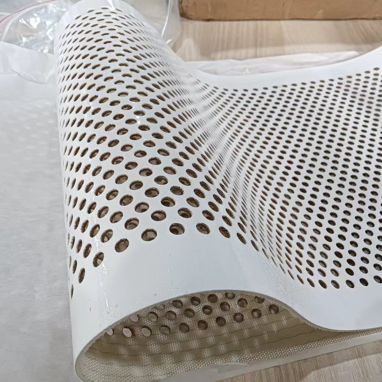 Thickened Anti-stick hole conveyor belt with silicone coating for diapers, paper towels, sanitary napkins