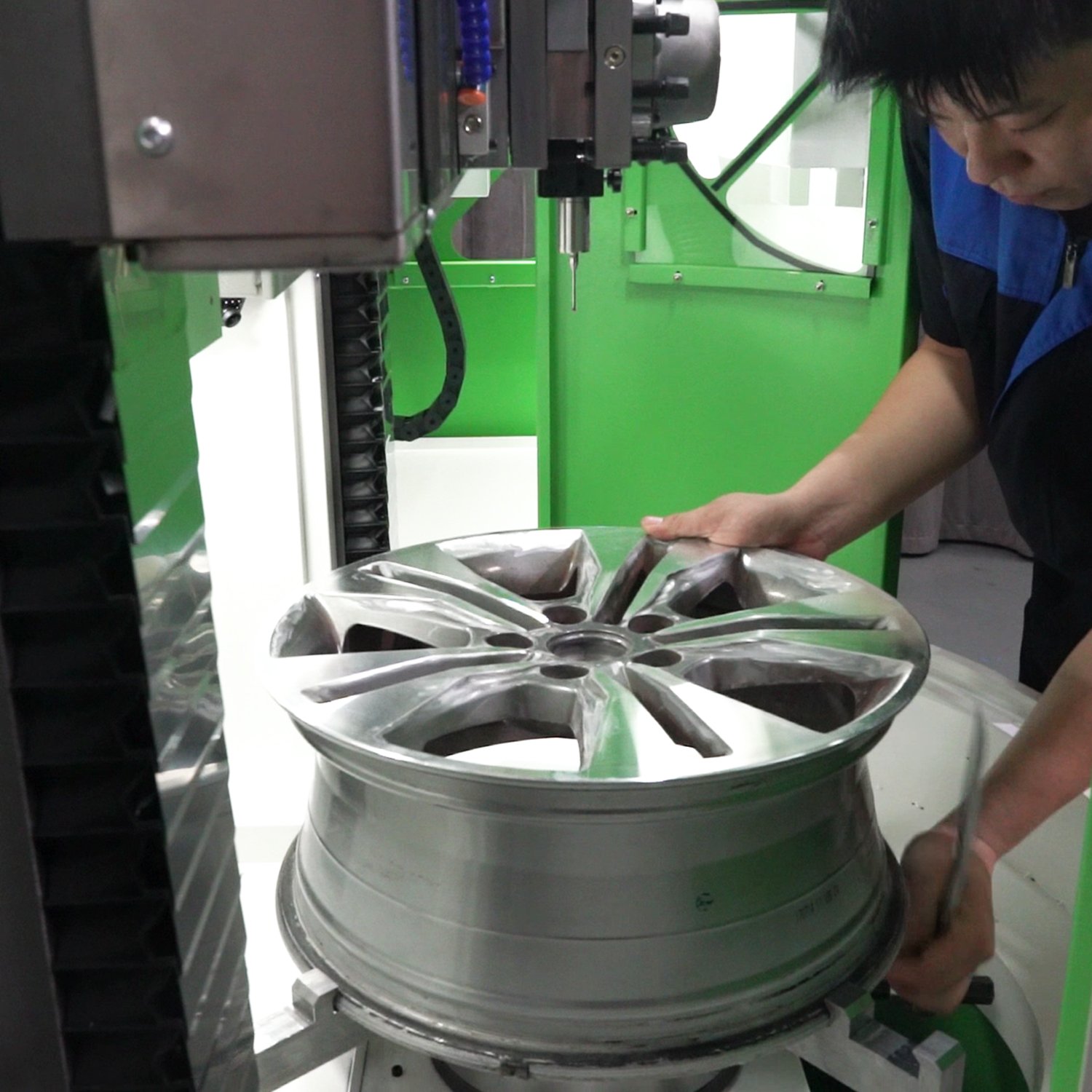 Vertical Alloy Wheel Repair Machine AWR804VP with Small Body but Perfect Cutting Effect and Big Cutting Size