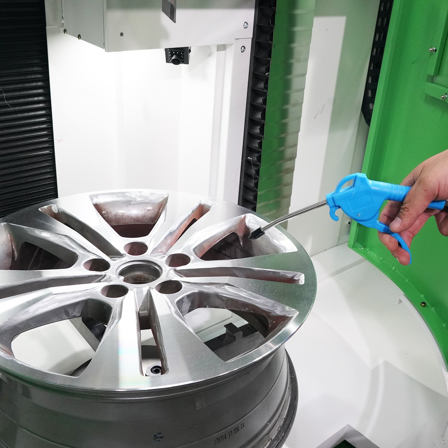 Vertical Alloy Wheel Repair Machine AWR804VP with Small Body but Perfect Cutting Effect and Big Cutting Size