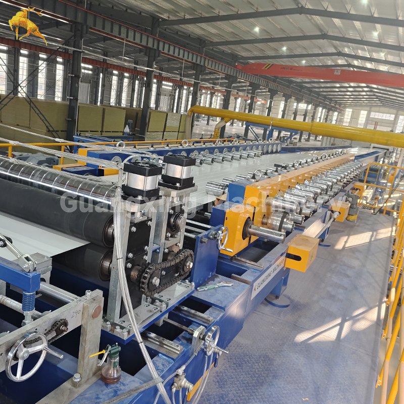 New Automatic Continuous Pu Sandwich Roof Wall Panel Production Line Making Machine