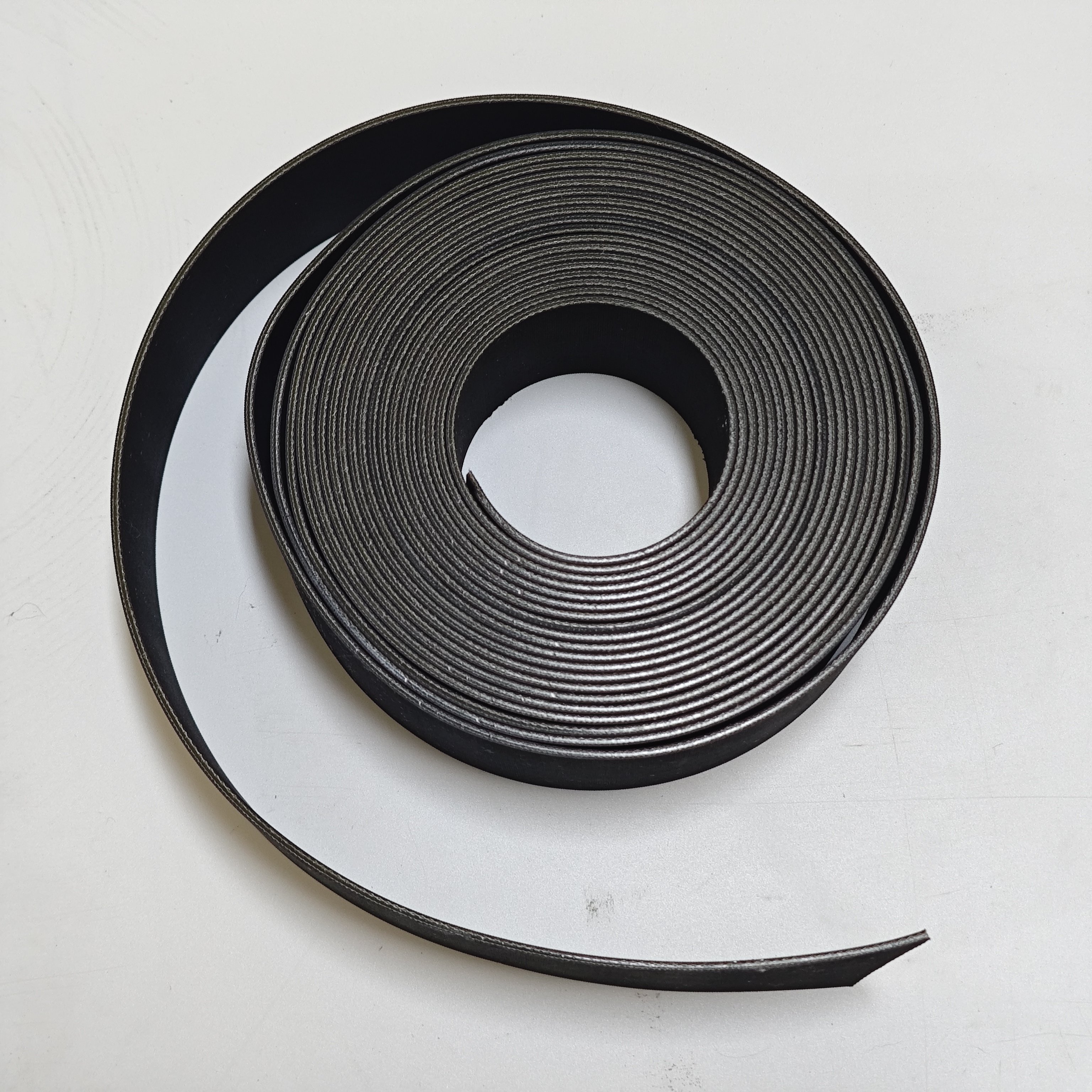 High Quality Low Price Black Rubber Nylon Sandwich Conveyor Flat Belt for Machinery Transmission