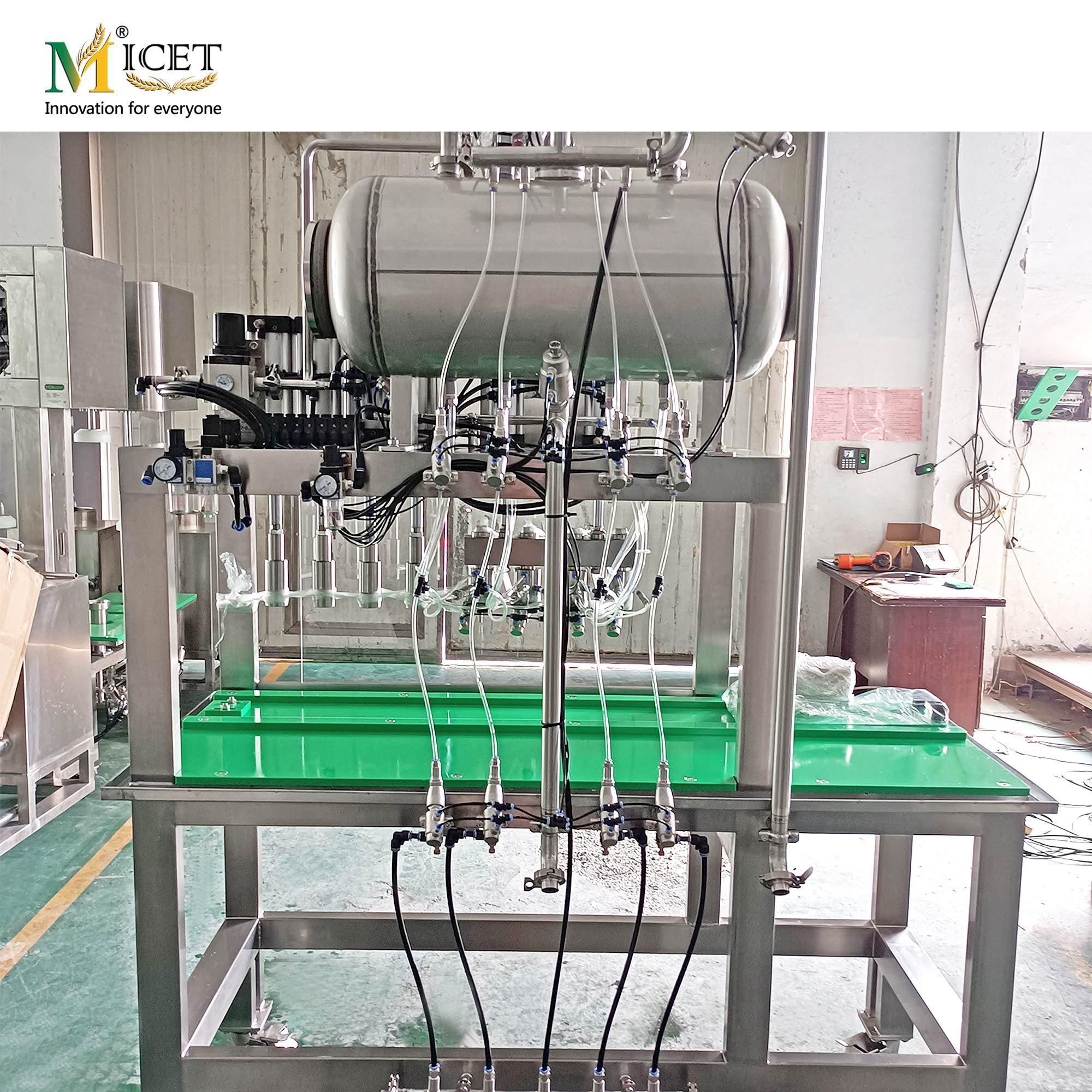 China Commercial Brewery Automatic 4 Heads Filling and Capping Machine for Isobaric Filling Beer Production
