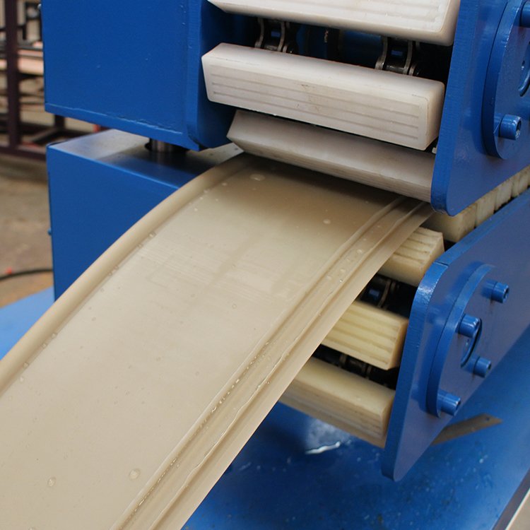Strong Plasticizing Ability Multiple Directions Can Operated 18.5-22Kw Transmission Power Isolation Belt Extruder