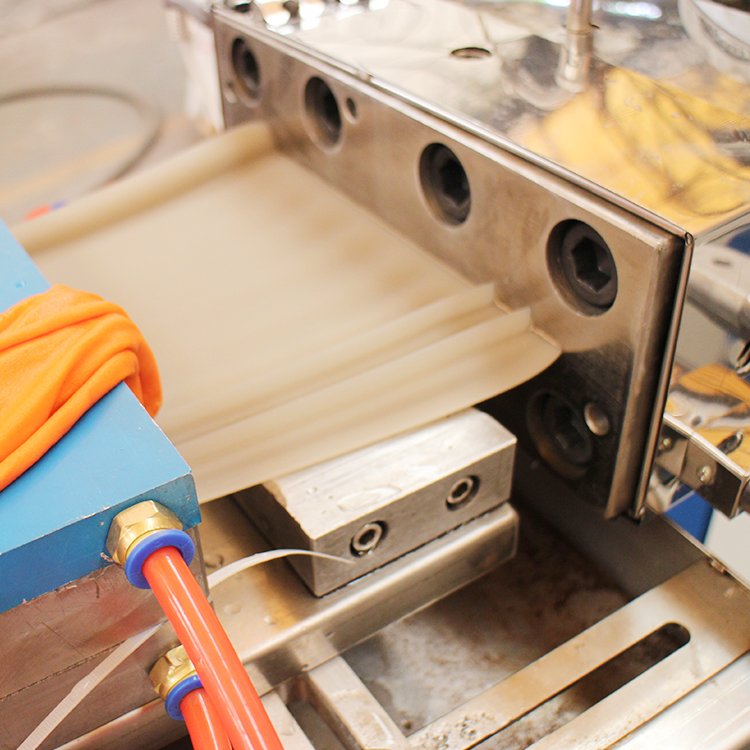 Strong Plasticizing Ability Multiple Directions Can Operated 18.5-22Kw Transmission Power Isolation Belt Extruder