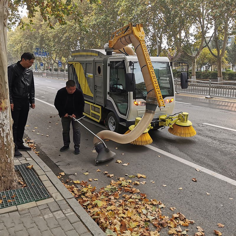 Leaf Removal Truck Electric Vacuum Sweeper Parking Lot Sweeper Leaf Collection Truck for Sale