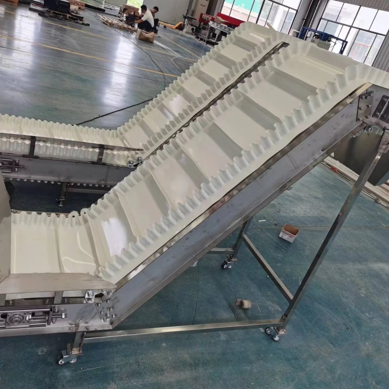 DongLong Support customization Plastic chain lift conveyor