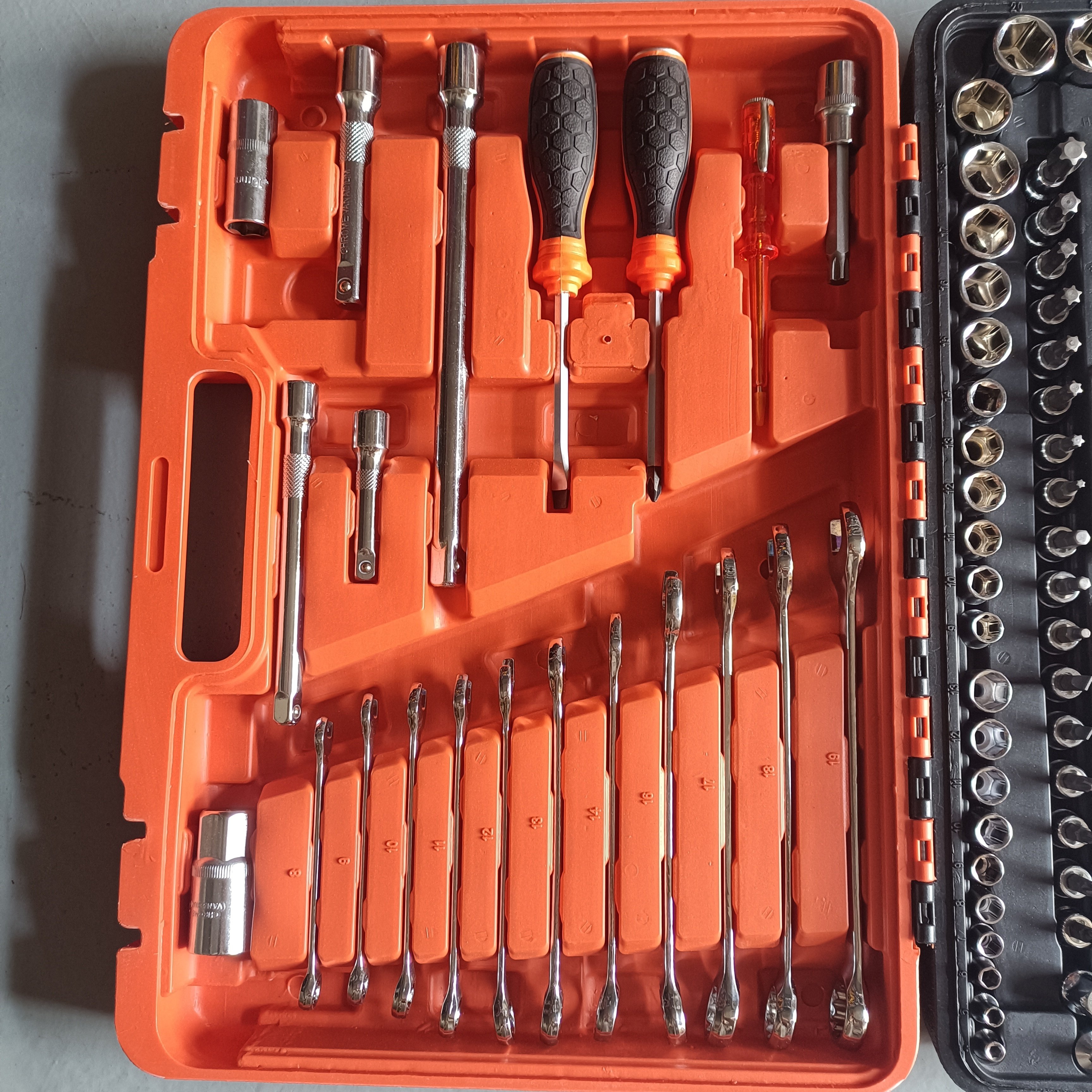 121PCS Kit Car Repair Sockets Set Hand Tool Sets Combination Socket Wrench Set with Plastic Toolbox
