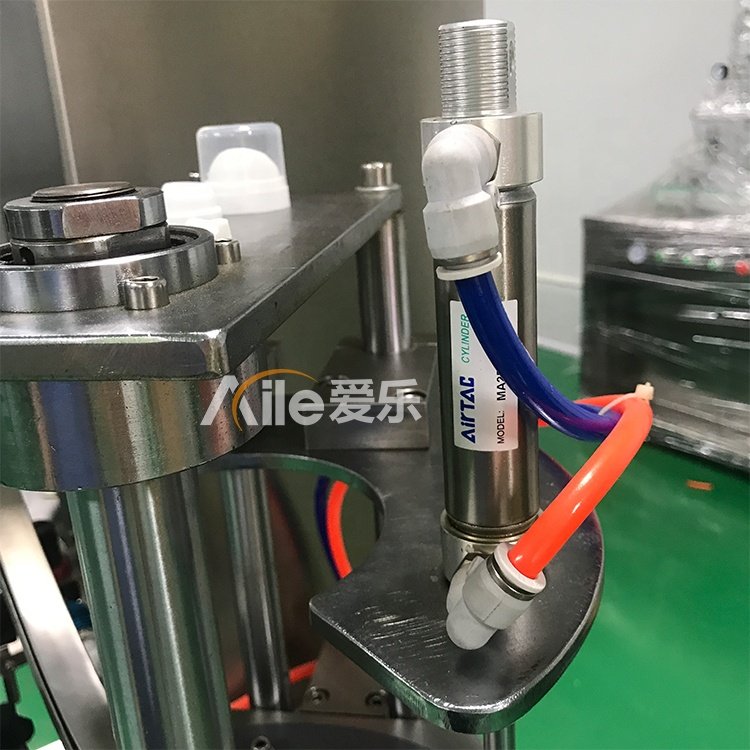 Full Automatic Iron Aluminium Aerosol Can Body Actuator Spray Paint Spray Nozzle Feeding Machine for Aerosol Assembly Line