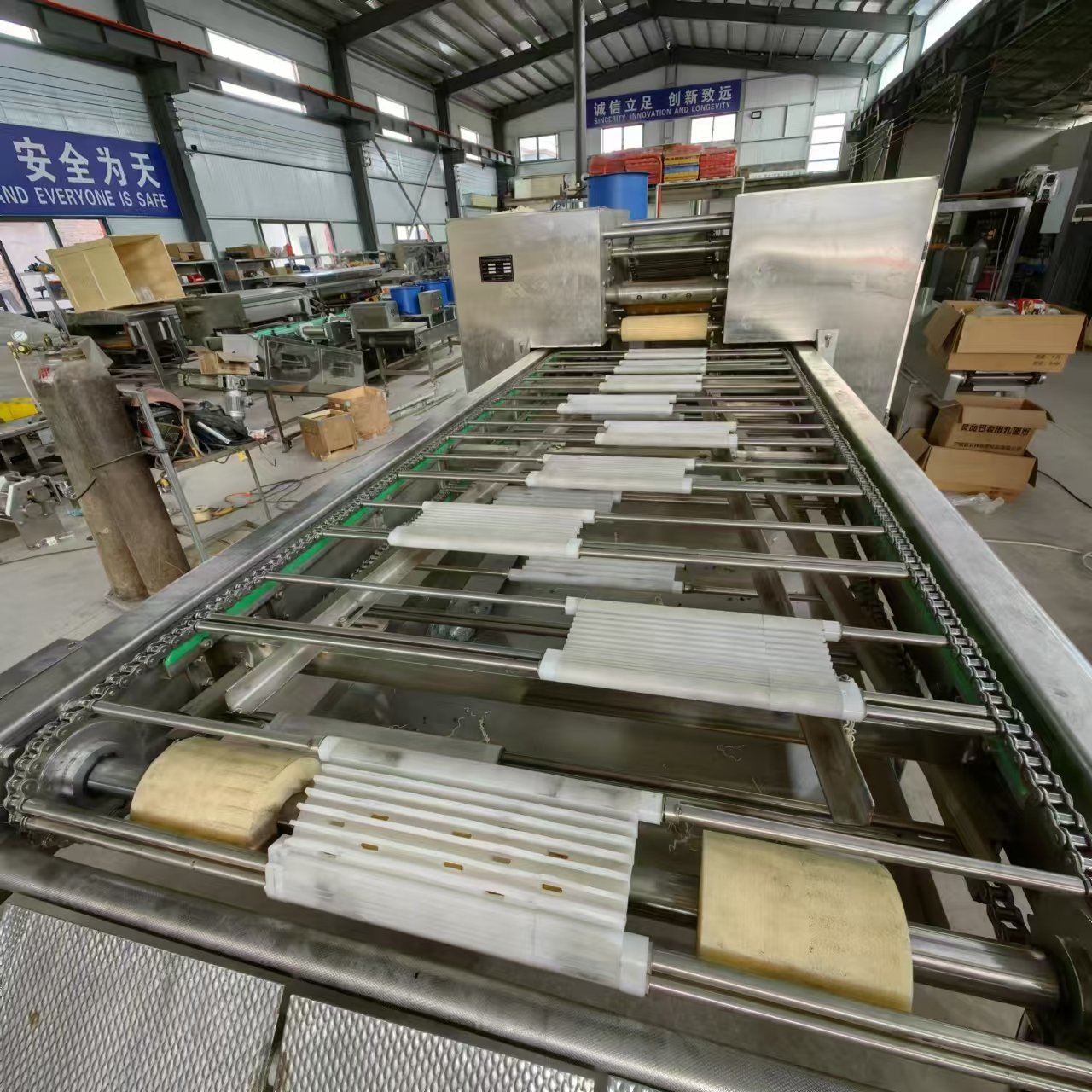 Indomie Maggie Noodles Machine Waved Fried Instant Noodles Production Line 11000pcs