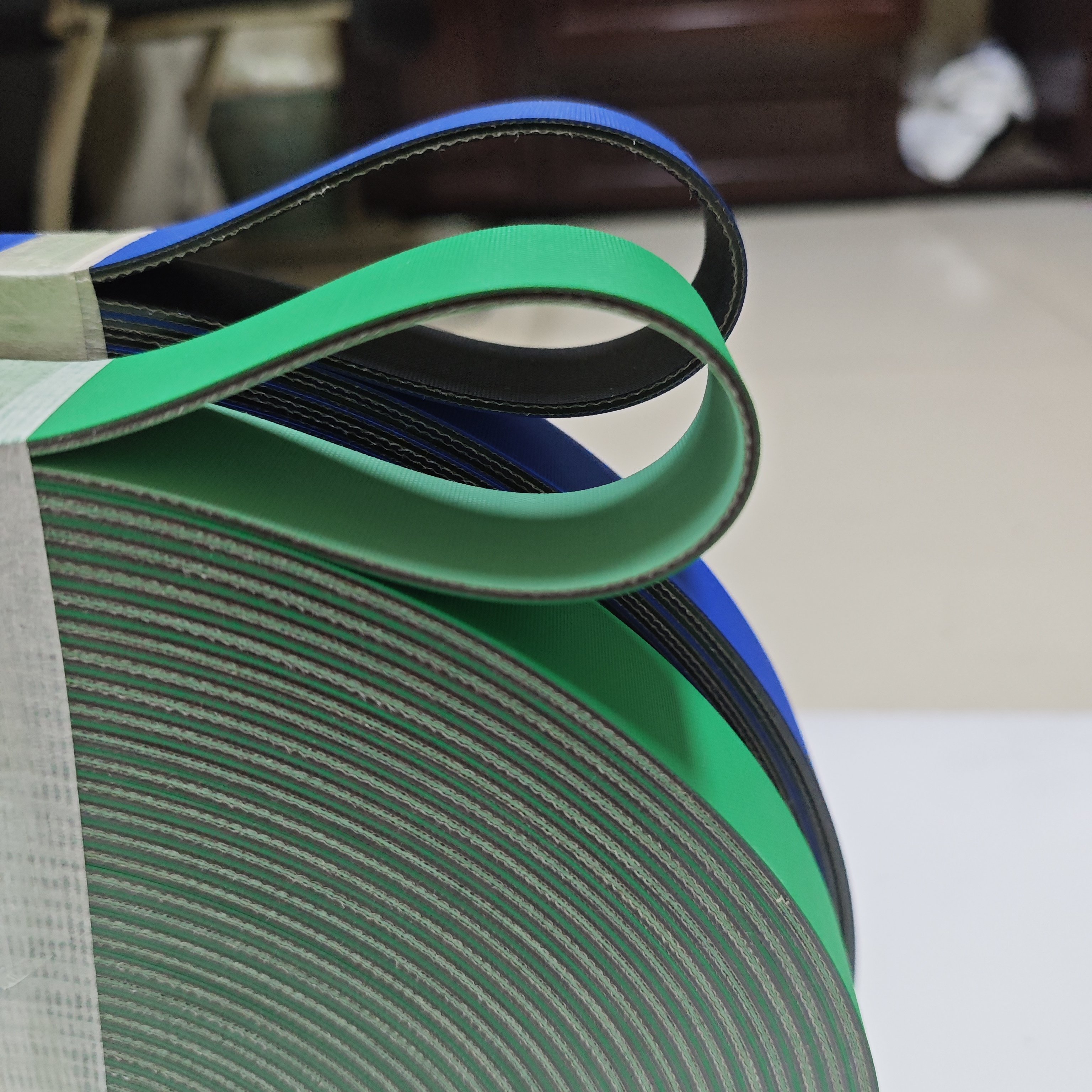 Light green flat nylon power transmission belt suitable for medium-sized or printing machinery rubber materials