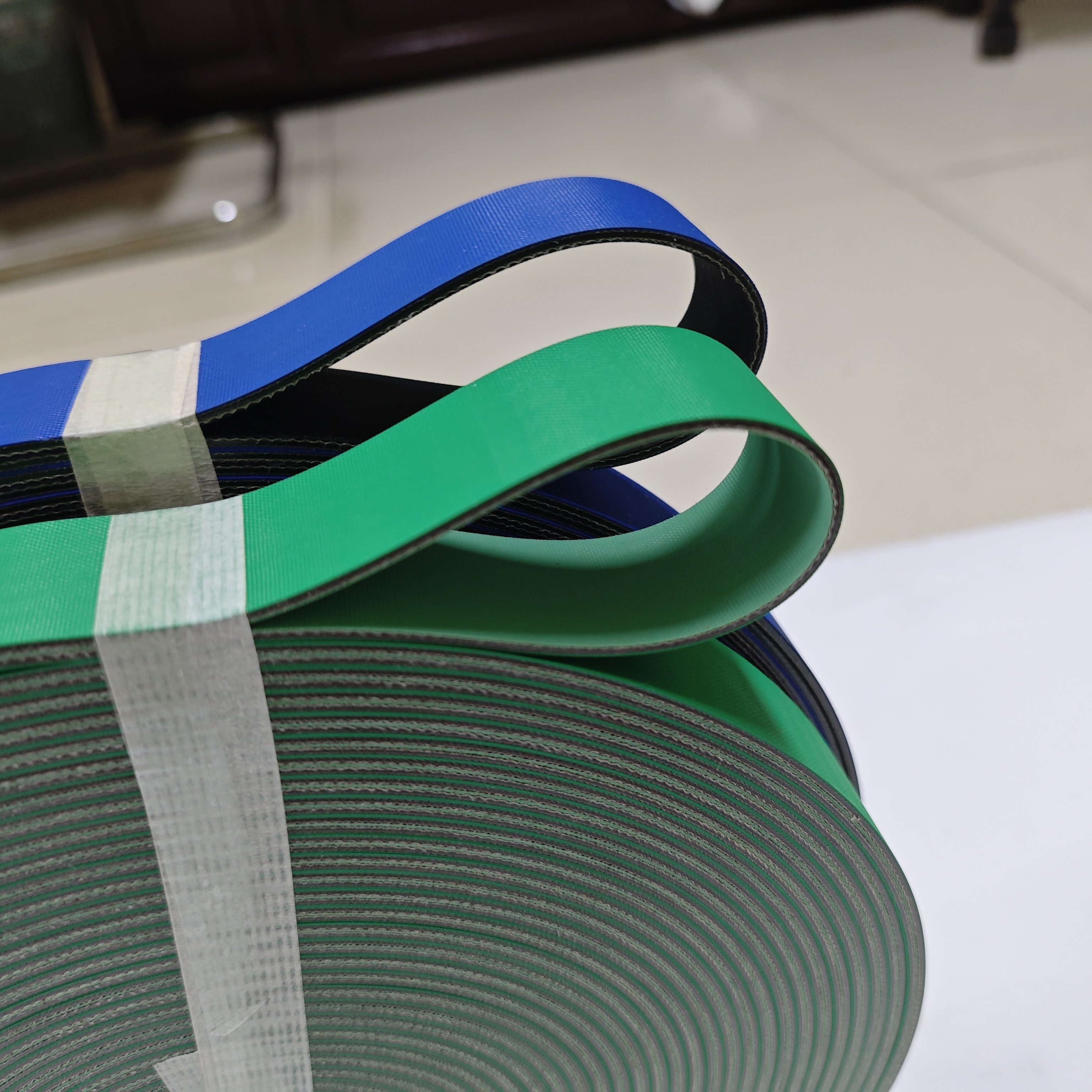 Light green flat nylon power transmission belt suitable for medium-sized or printing machinery rubber materials