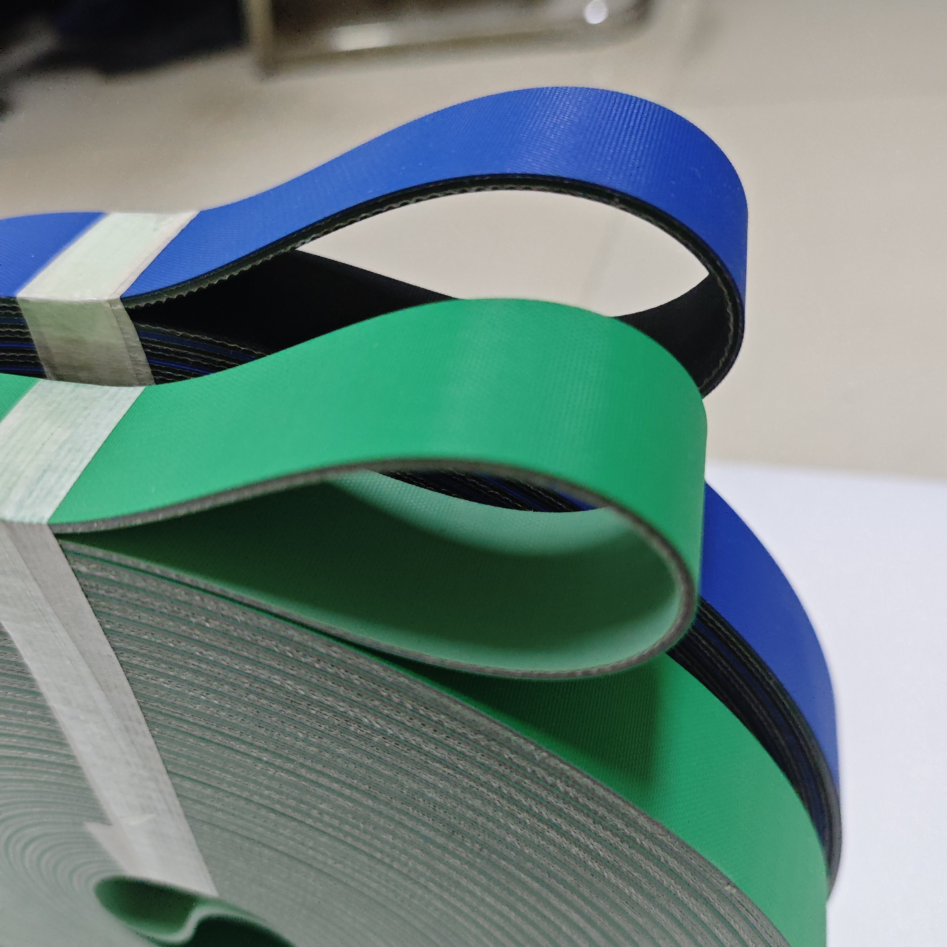 Light green flat nylon power transmission belt suitable for medium-sized or printing machinery rubber materials