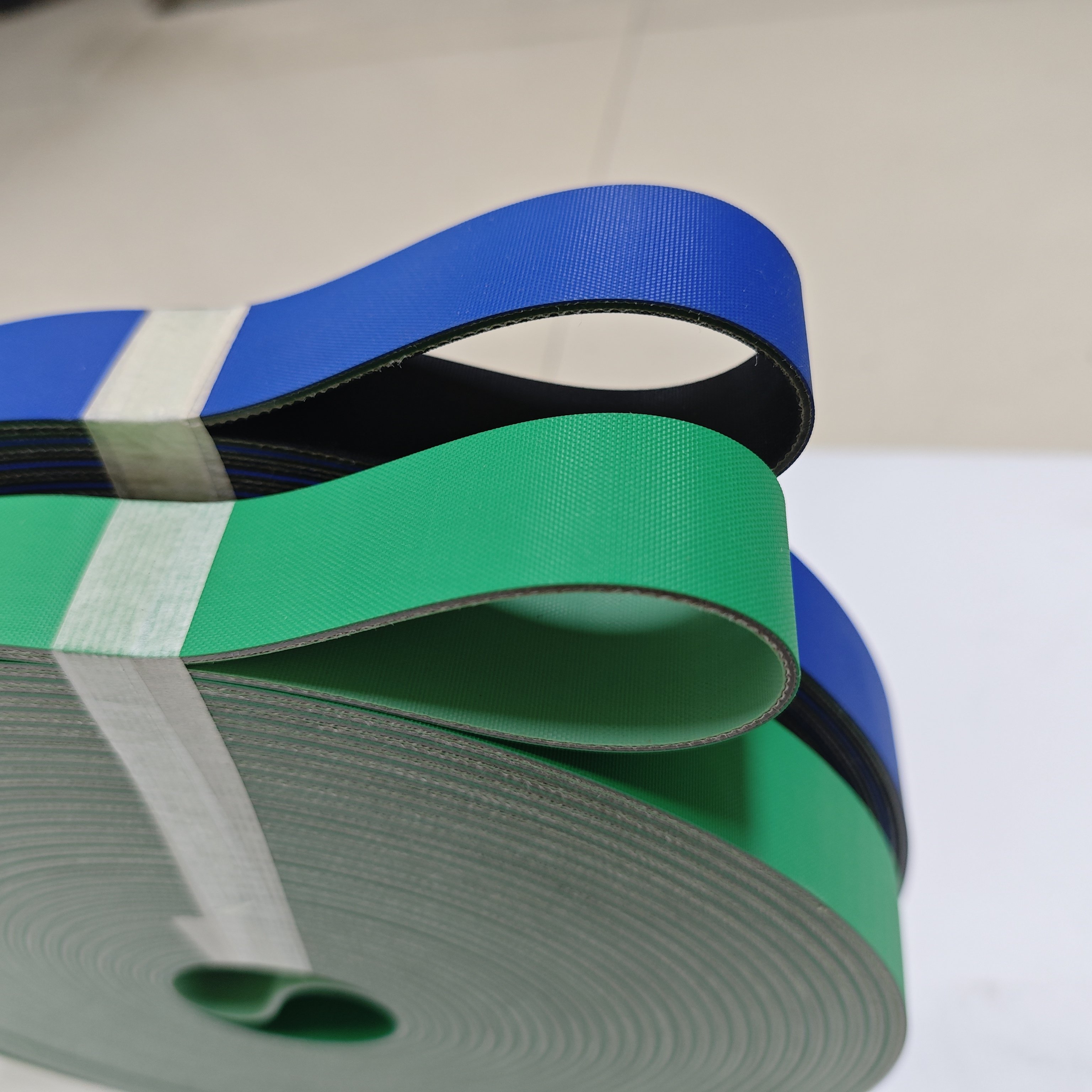 Light green flat nylon power transmission belt suitable for medium-sized or printing machinery rubber materials