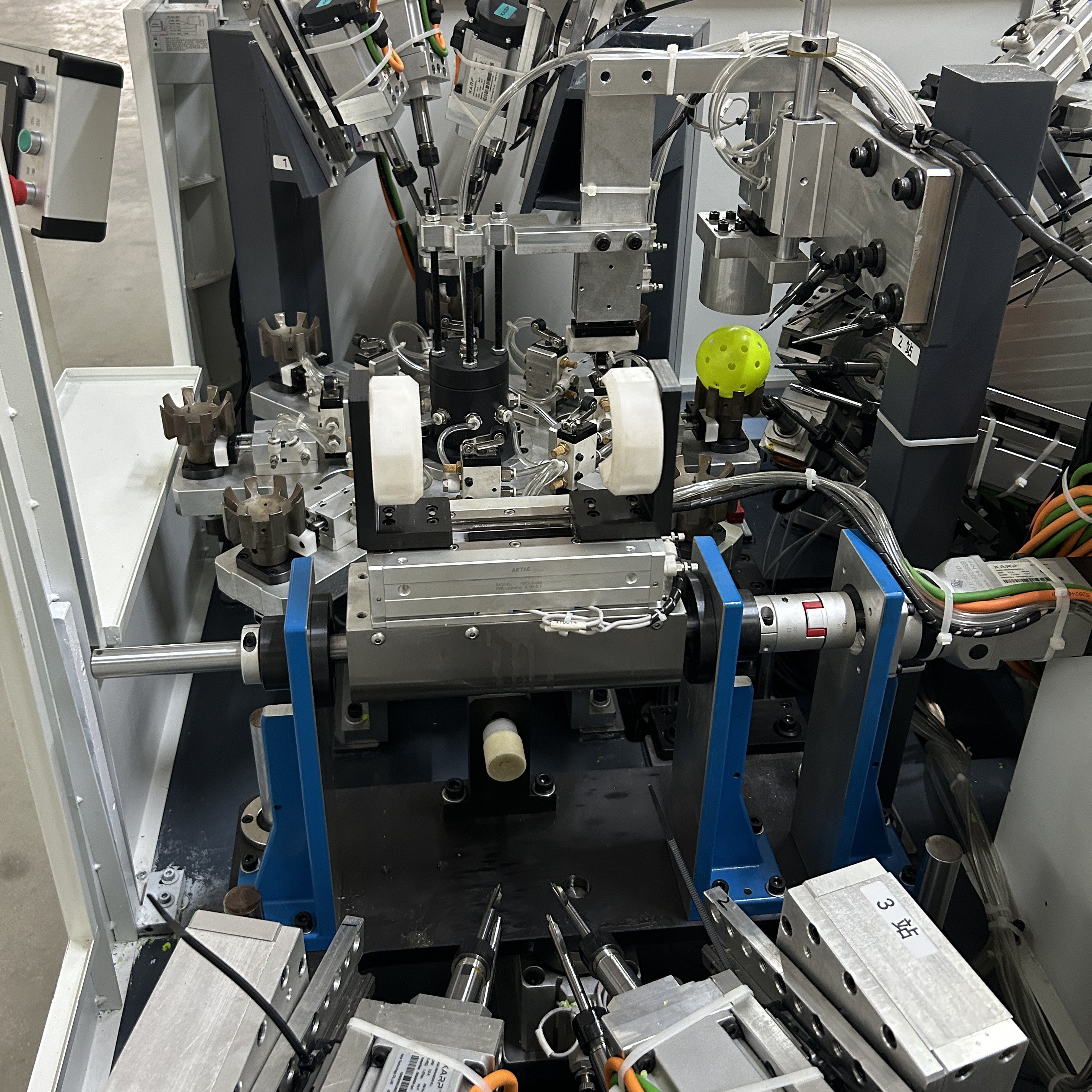 Roll Molded Ball 40 Hole Pickle Ball Daily Production of 5000 Positioning of Mold Line Pickle Ball Automatic Drilling Machine