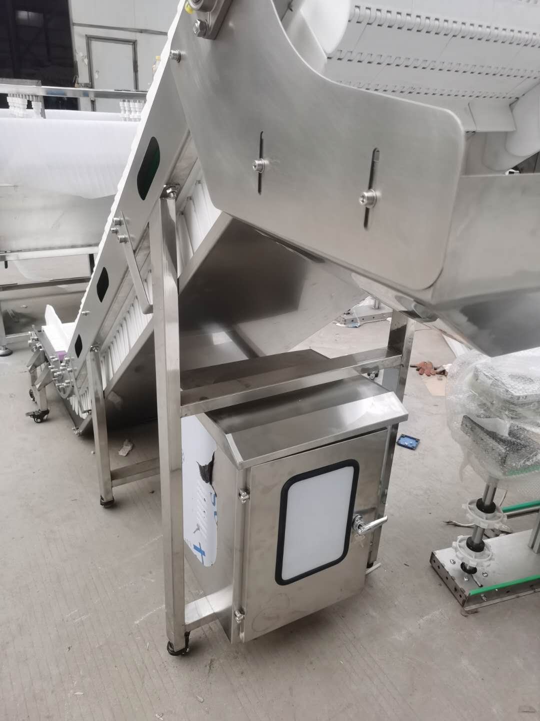 SUS304 Food grade Lifting conveyor Incline Conveyor with baffles/ flights elevating conveyor for food nuts