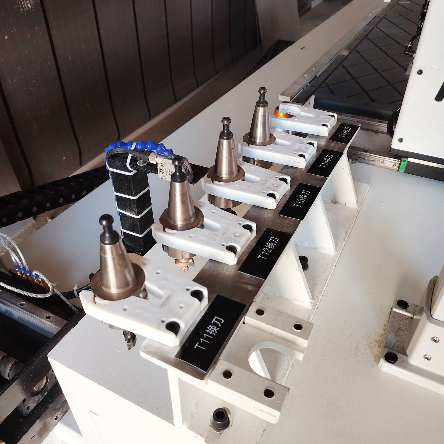 Automatic tool changing CNC furniture door lock hinge punching invisible slotting machine