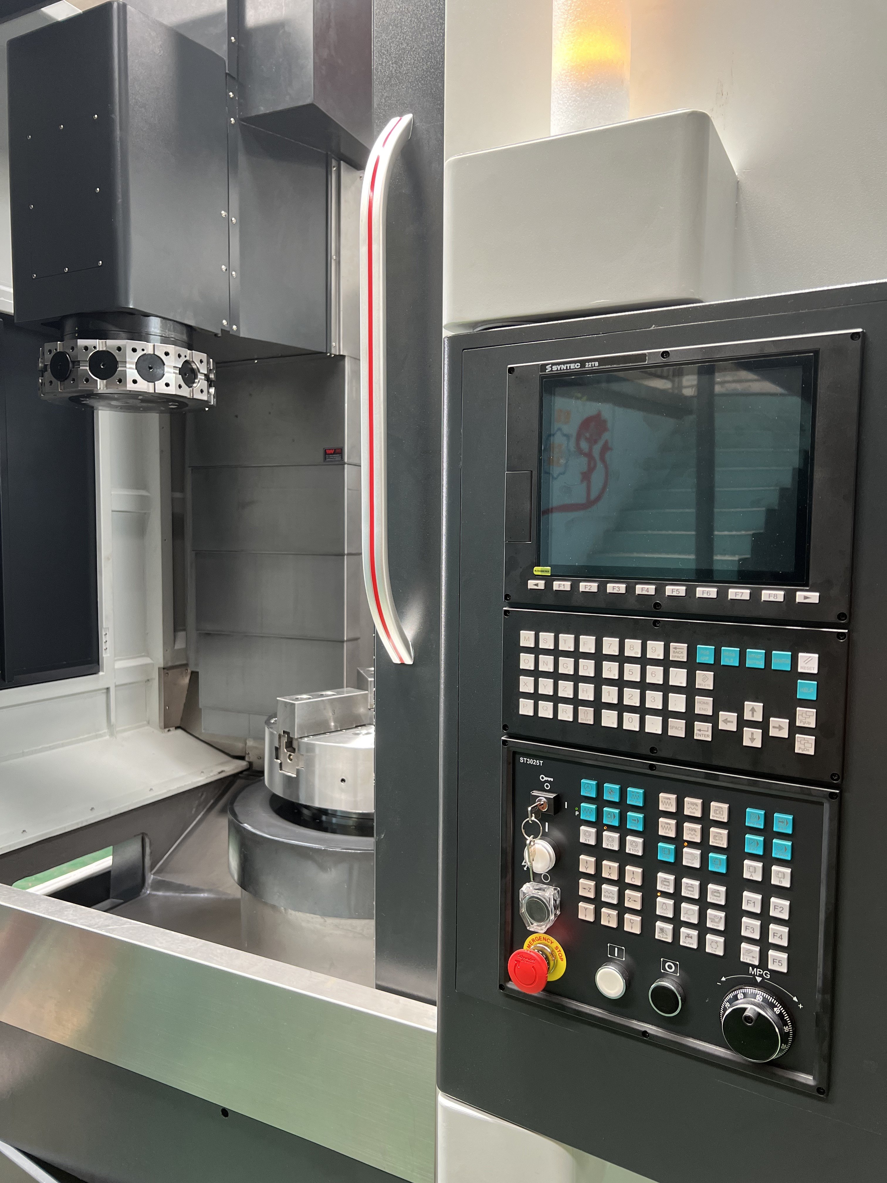 Heavy-Duty LC630 CNC Lathe with Boring Tool Bar Diameter 40mm and Turning Tool 2525mm