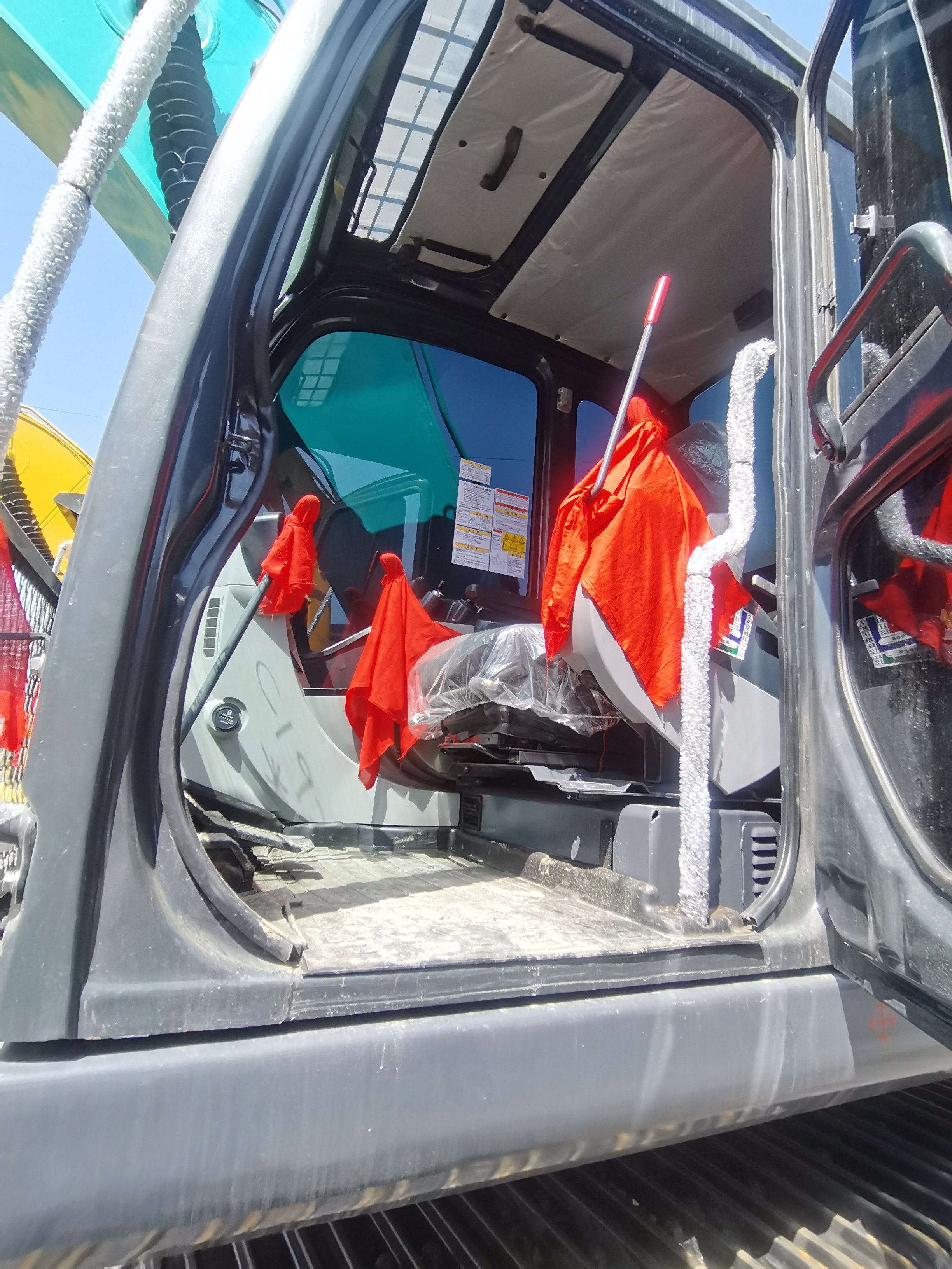 Used crawler excavator Kobelco excavator used construction machinery and equipment sold at a low price