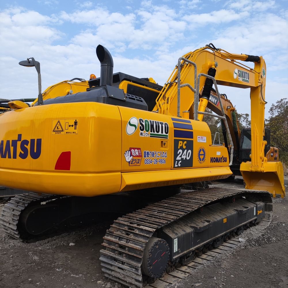 A large number of boutique used excavators KOMATSU PC240 are sold globally at cheap prices