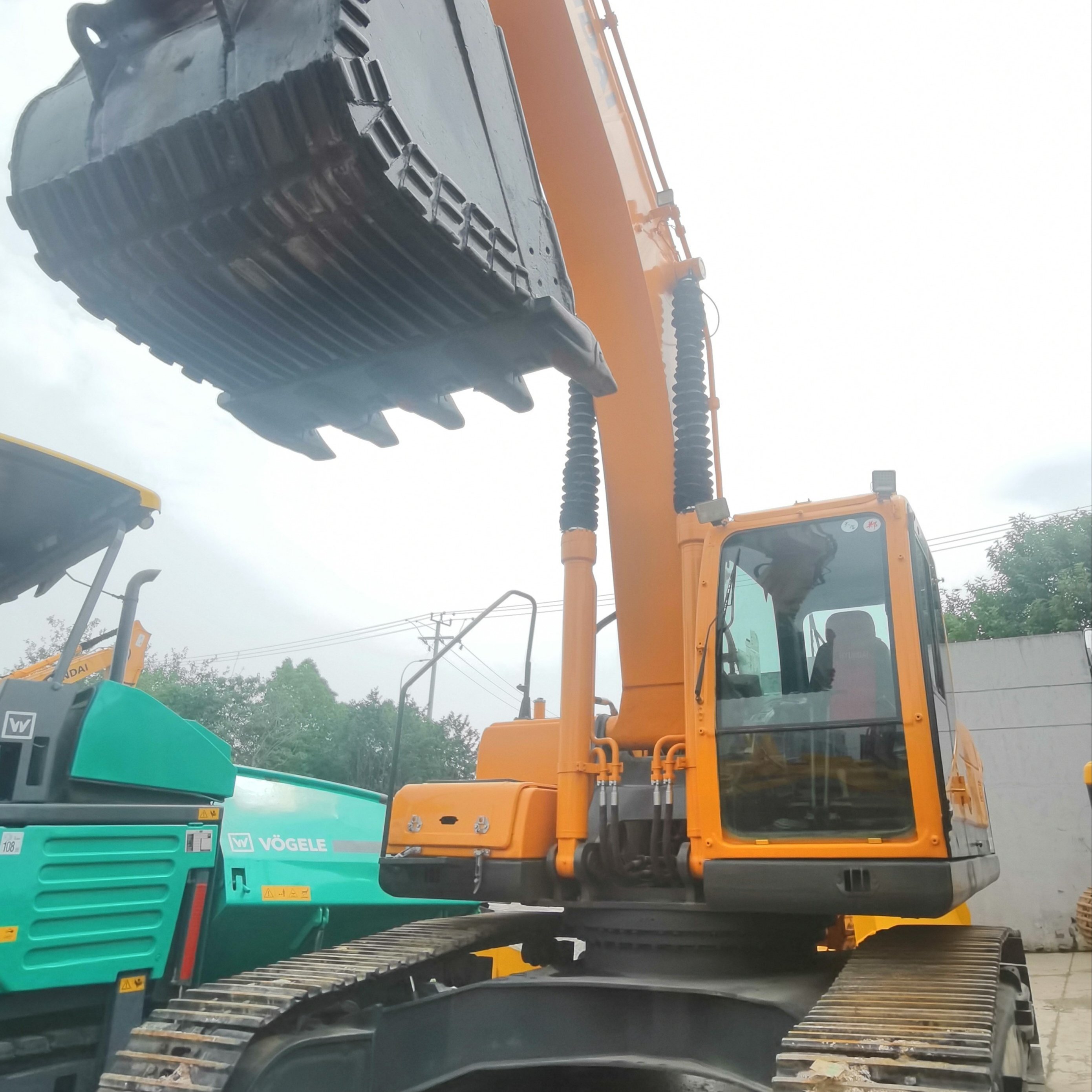 High Quality Used HYUNDAI R305lc-9t 169KW power excavator and tree planting digging machines hole digger