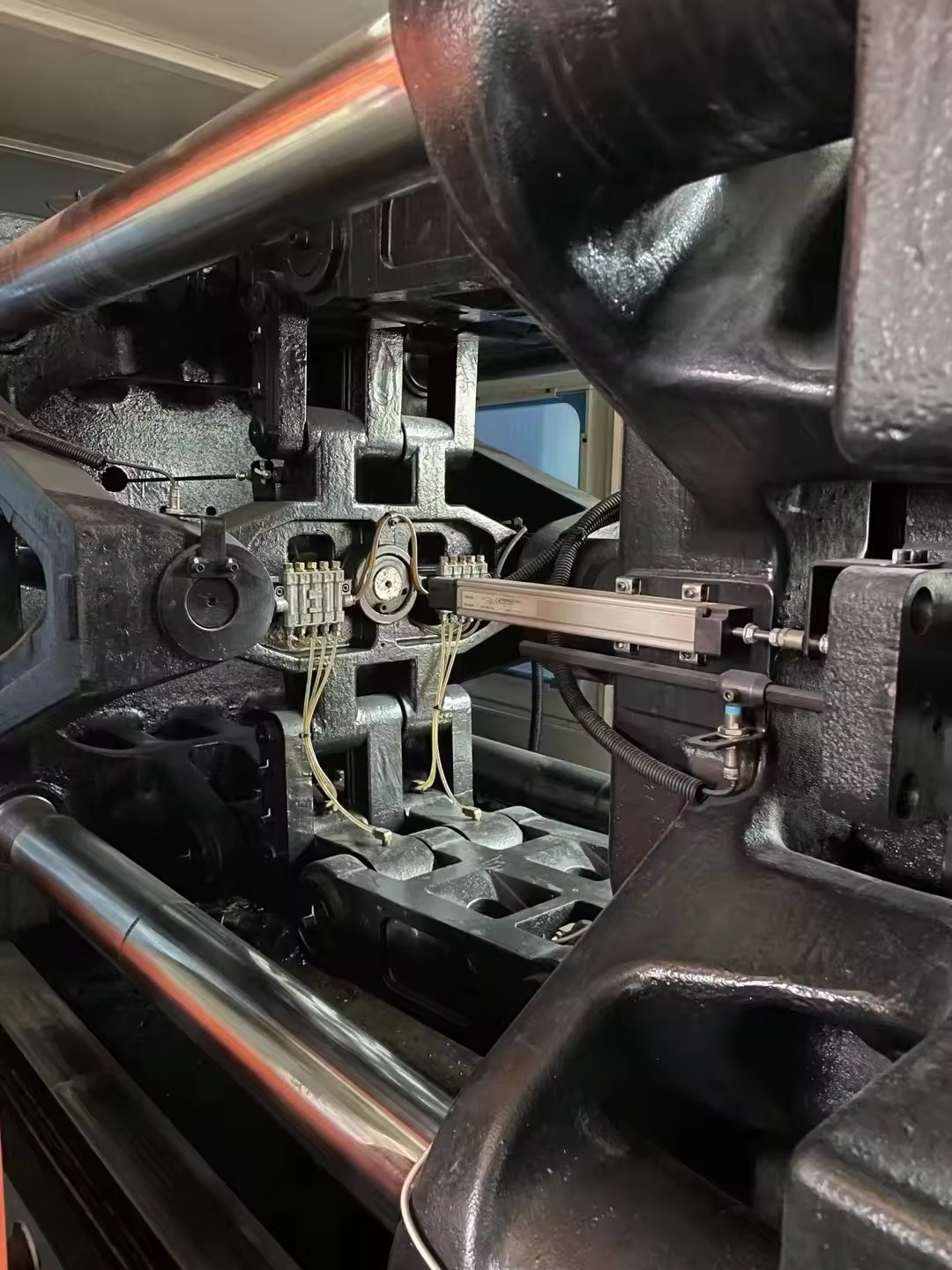 268ton Second Hand Plastic Injection Molding Machine Electric Servo Motor Used Horizontal Style Core Screw Pump PLC Gearbox