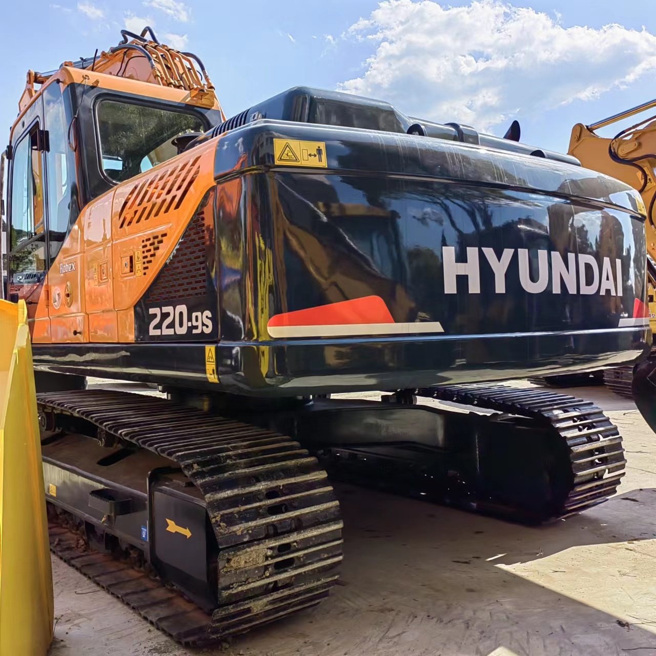 Used Korea Made Hyundai 220-9s 22 Ton Small Excavator In Stock Used Hyundai Excavator Construction Machine