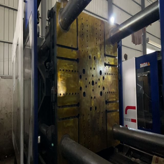 The factory sells the haitian 1300 tons 2100 tons 2400 tons servo injection molding machine, the injection molding machine