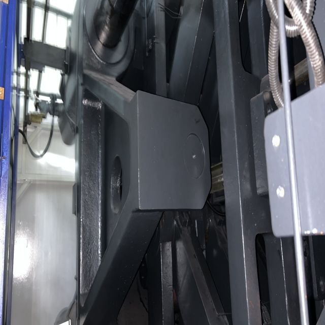 The factory sells the haitian 1300 tons 2100 tons 2400 tons servo injection molding machine, the injection molding machine