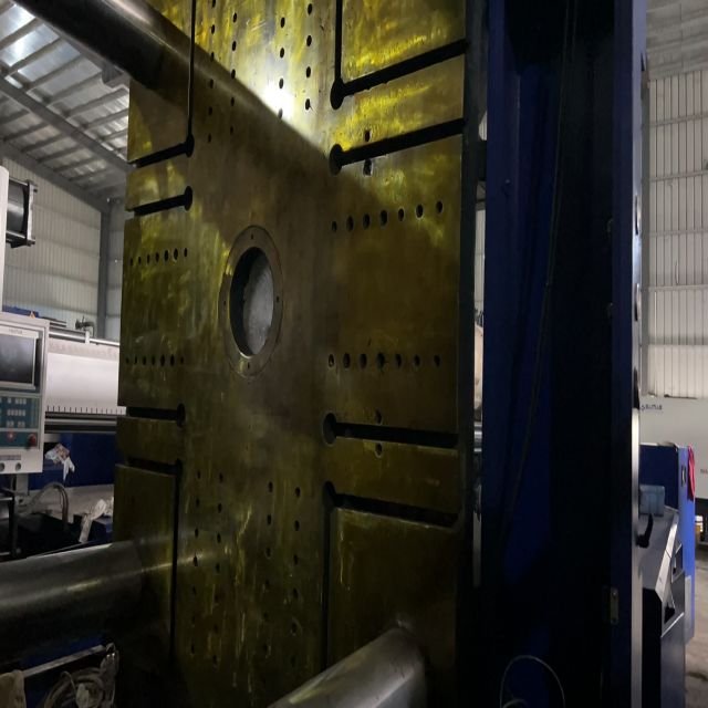 The factory sells the haitian 1300 tons 2100 tons 2400 tons servo injection molding machine, the injection molding machine