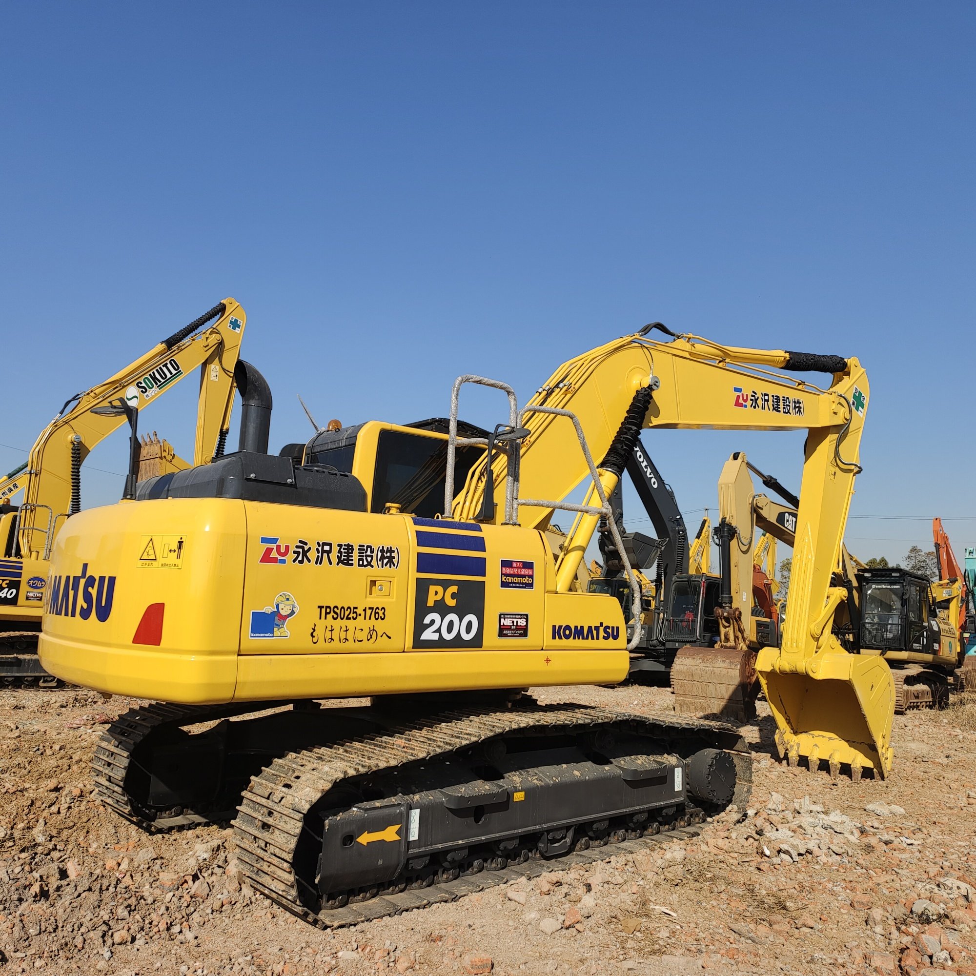 Many Komatsu PC200 popular used machinery with cheap price