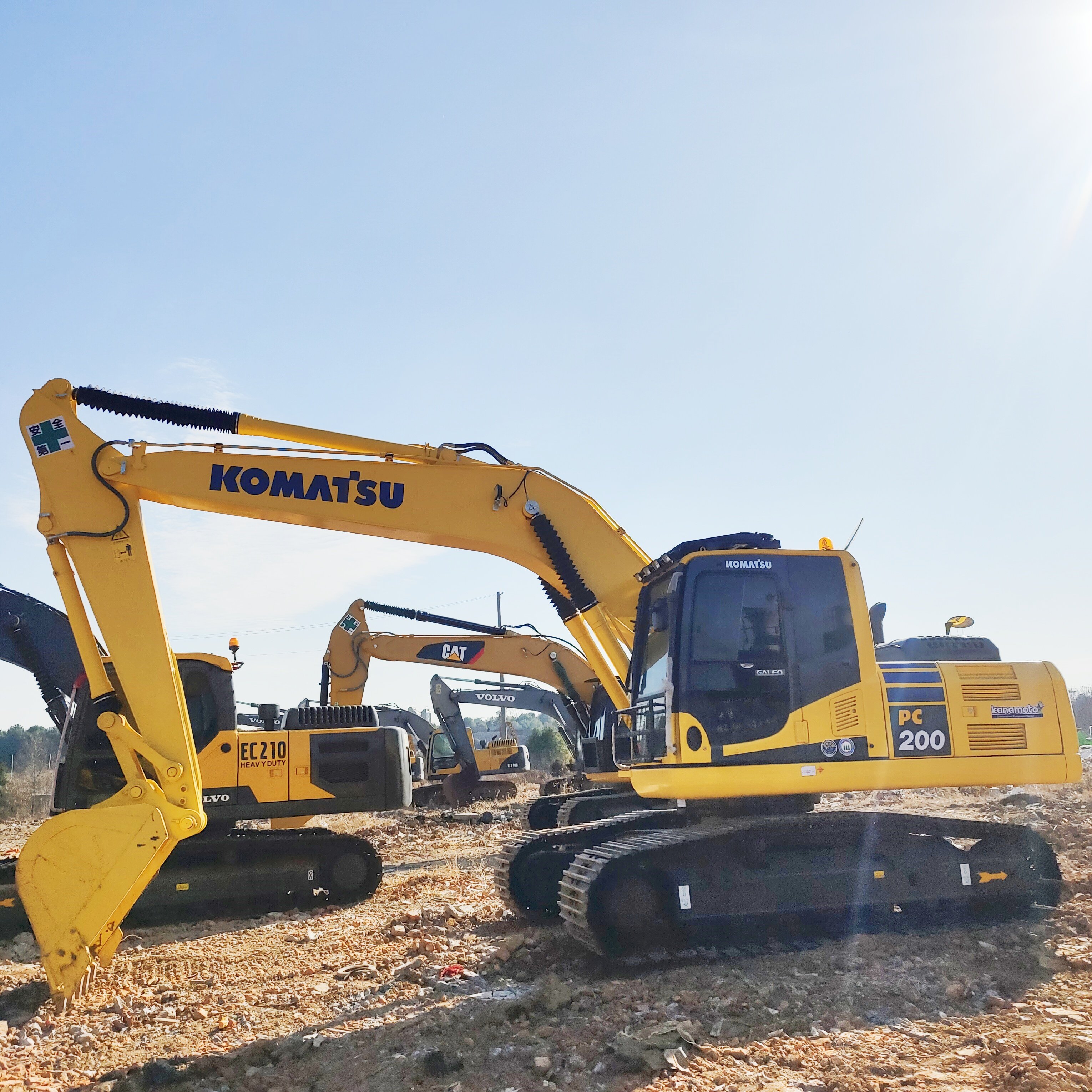 Many Komatsu PC200 popular used machinery with cheap price