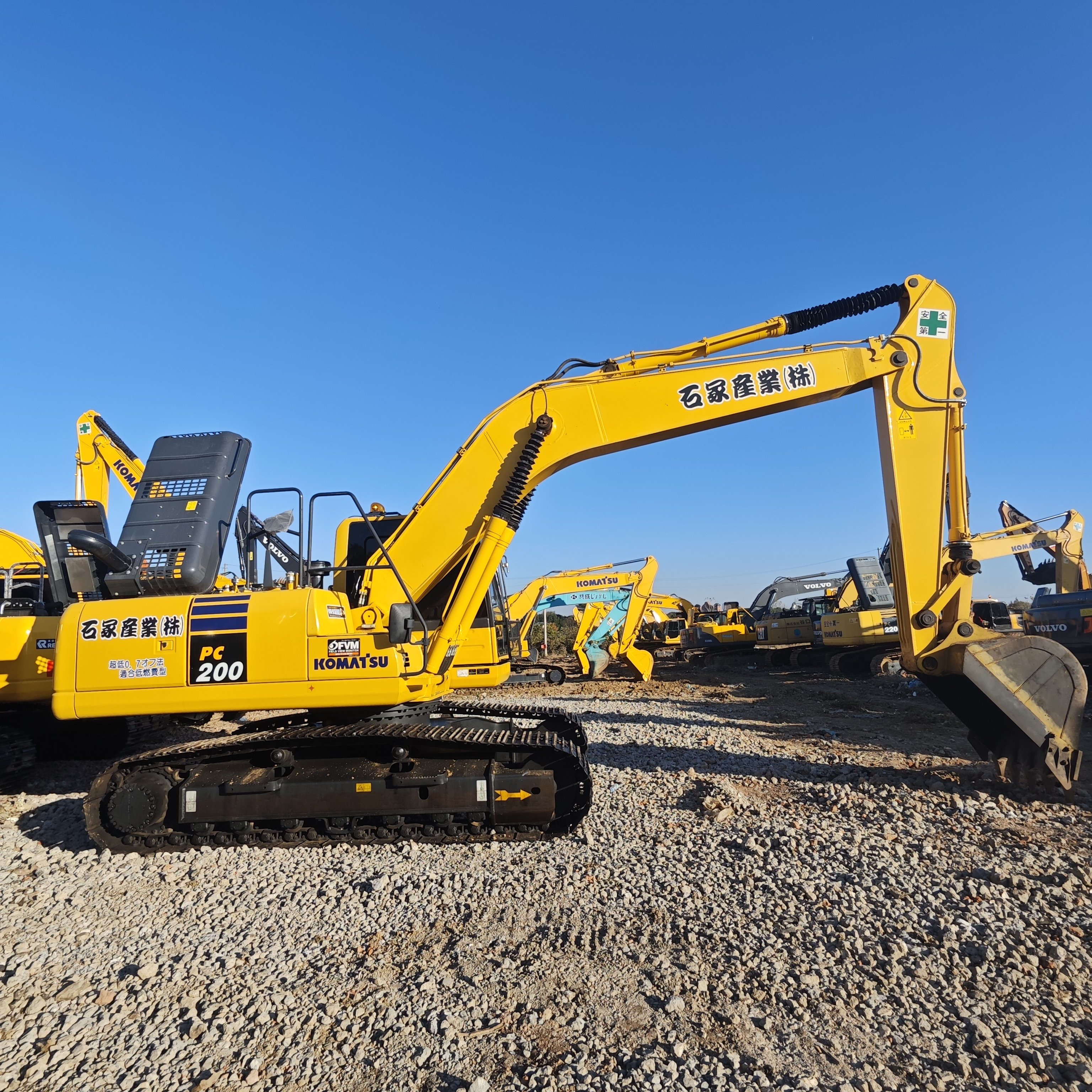 Many Komatsu PC200 popular used machinery with cheap price