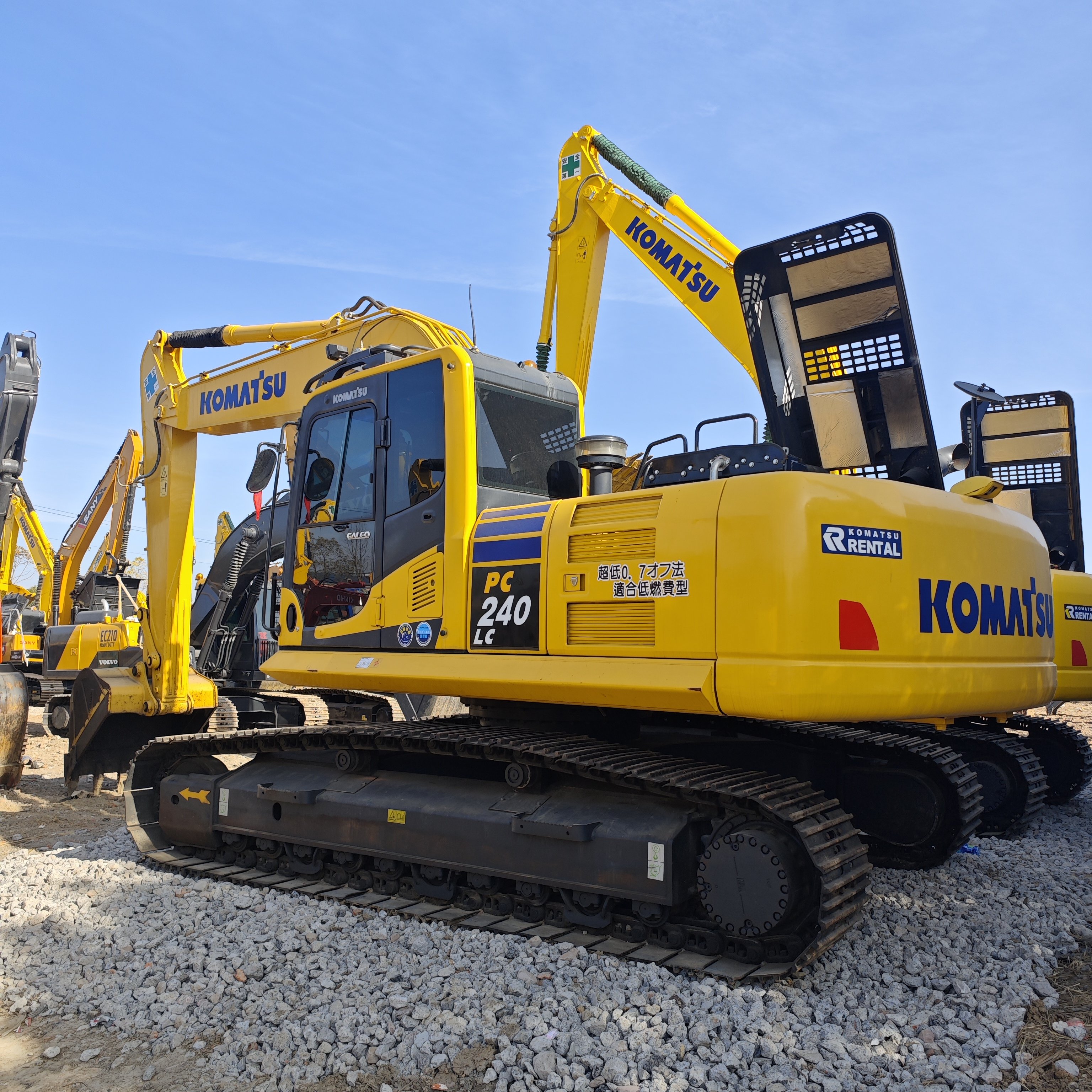 Many Komatsu PC200 popular used machinery with cheap price