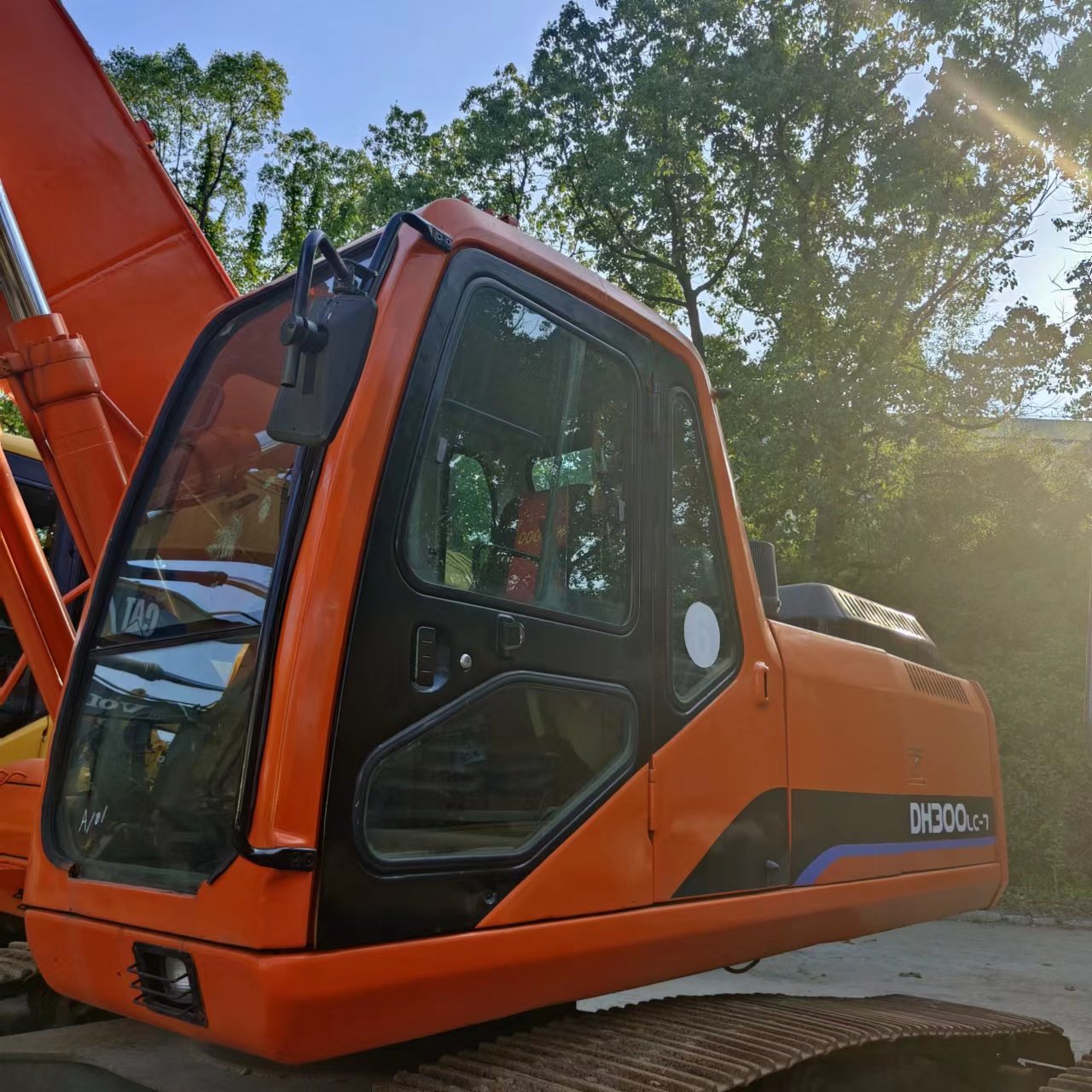 Used Doosan Develon excavator DH300 big hydraulic crawler excavator 30 ton construction machinery DH300LC-7 stable performance