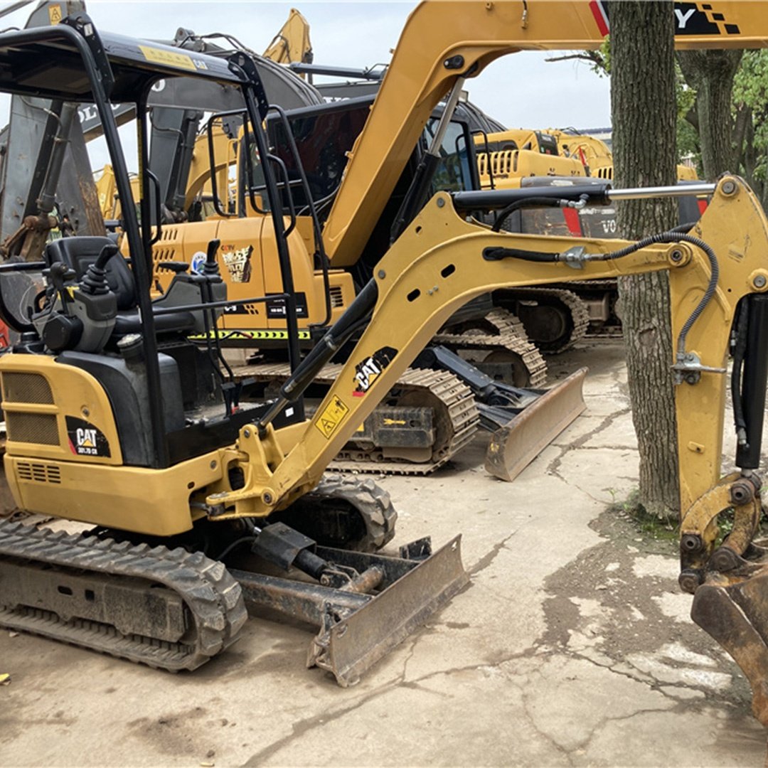 Cheap small Used CAT 301.7D 1.7TON Hydraulic Mini Digger Crawler Mini Excavators For Sale in China