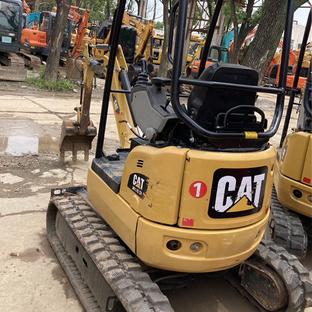 Cheap small Used CAT 301.7D 1.7TON Hydraulic Mini Digger Crawler Mini Excavators For Sale in China