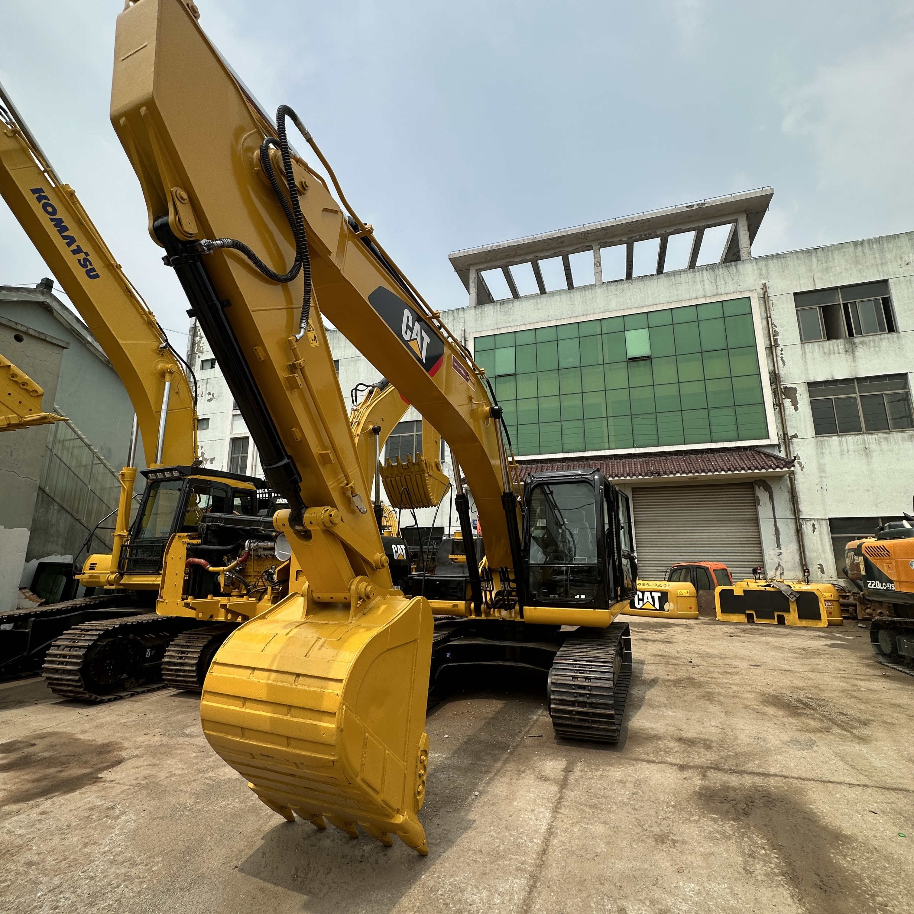 Best selling Japan Used CAT 320D Excavator Caterpillar 320D Crawler Excavator 20tons machine