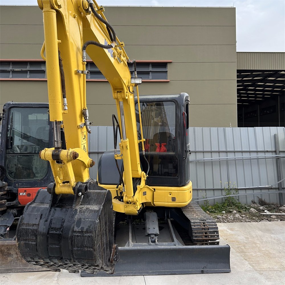 At a loss used komatsu excavator pc40 pc40mr control valve secondhand excavator pc40 pc40mr pc40-7 swing motor for sale