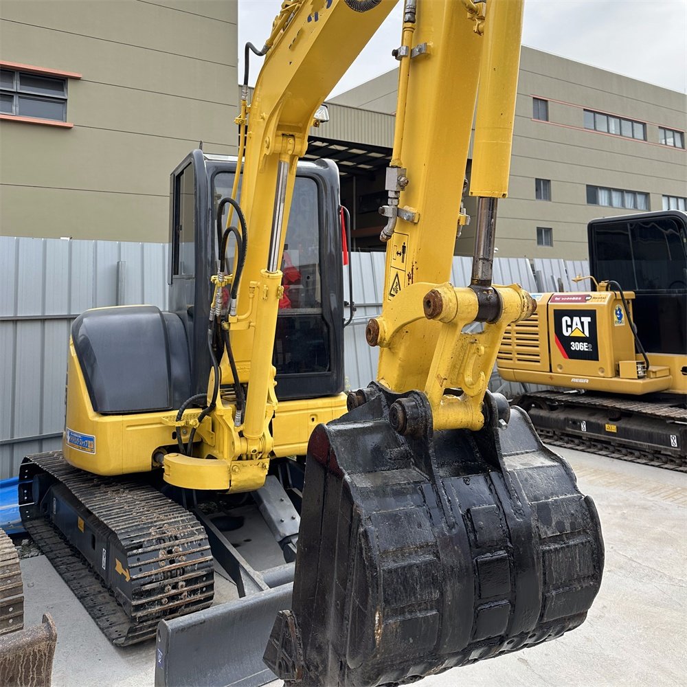 At a loss used komatsu excavator pc40 pc40mr control valve secondhand excavator pc40 pc40mr pc40-7 swing motor for sale