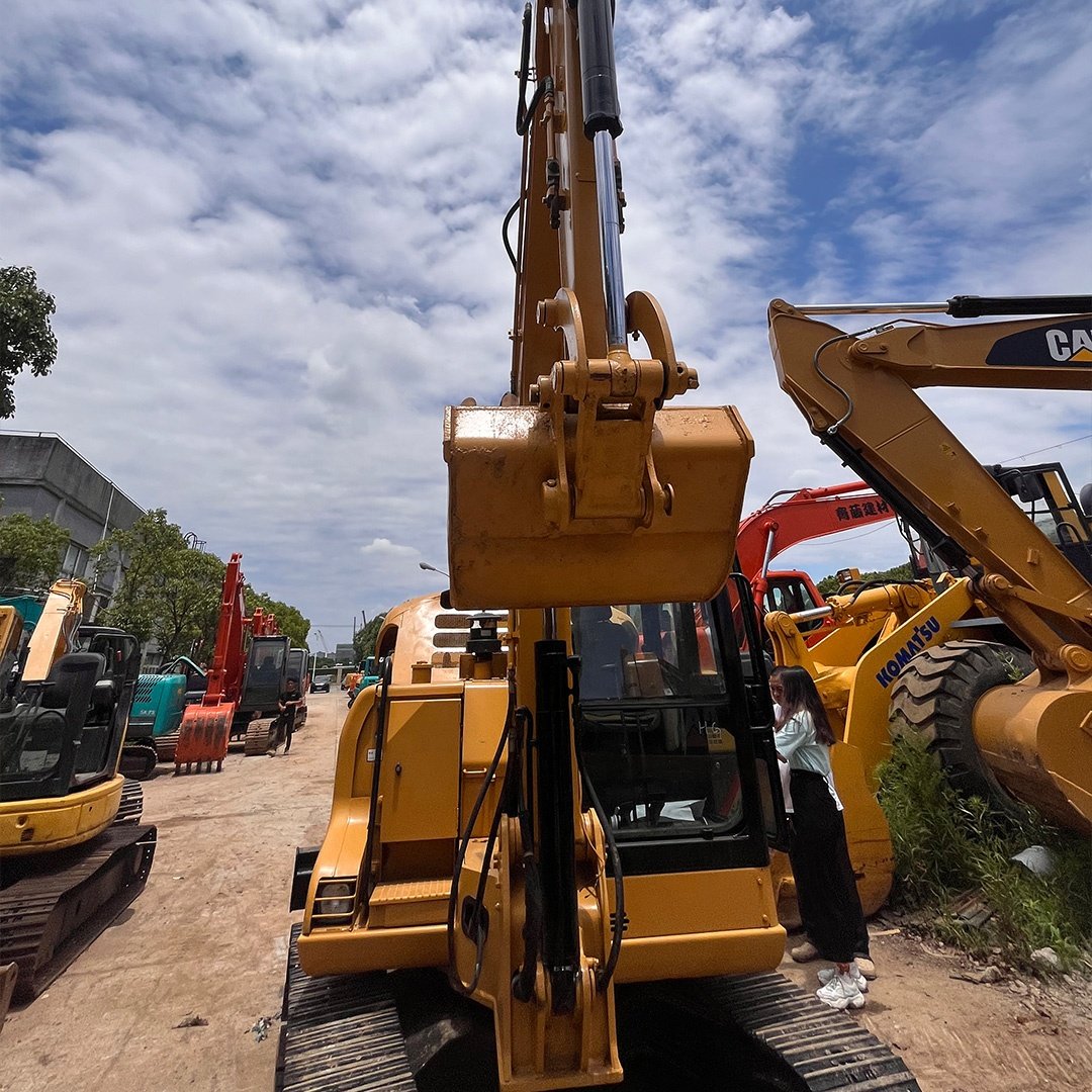 For sale with a limited time offer original used CAT305.5 5.5TON excavator, small digger cat 305 305.5E 305.5E2 5.5 ton