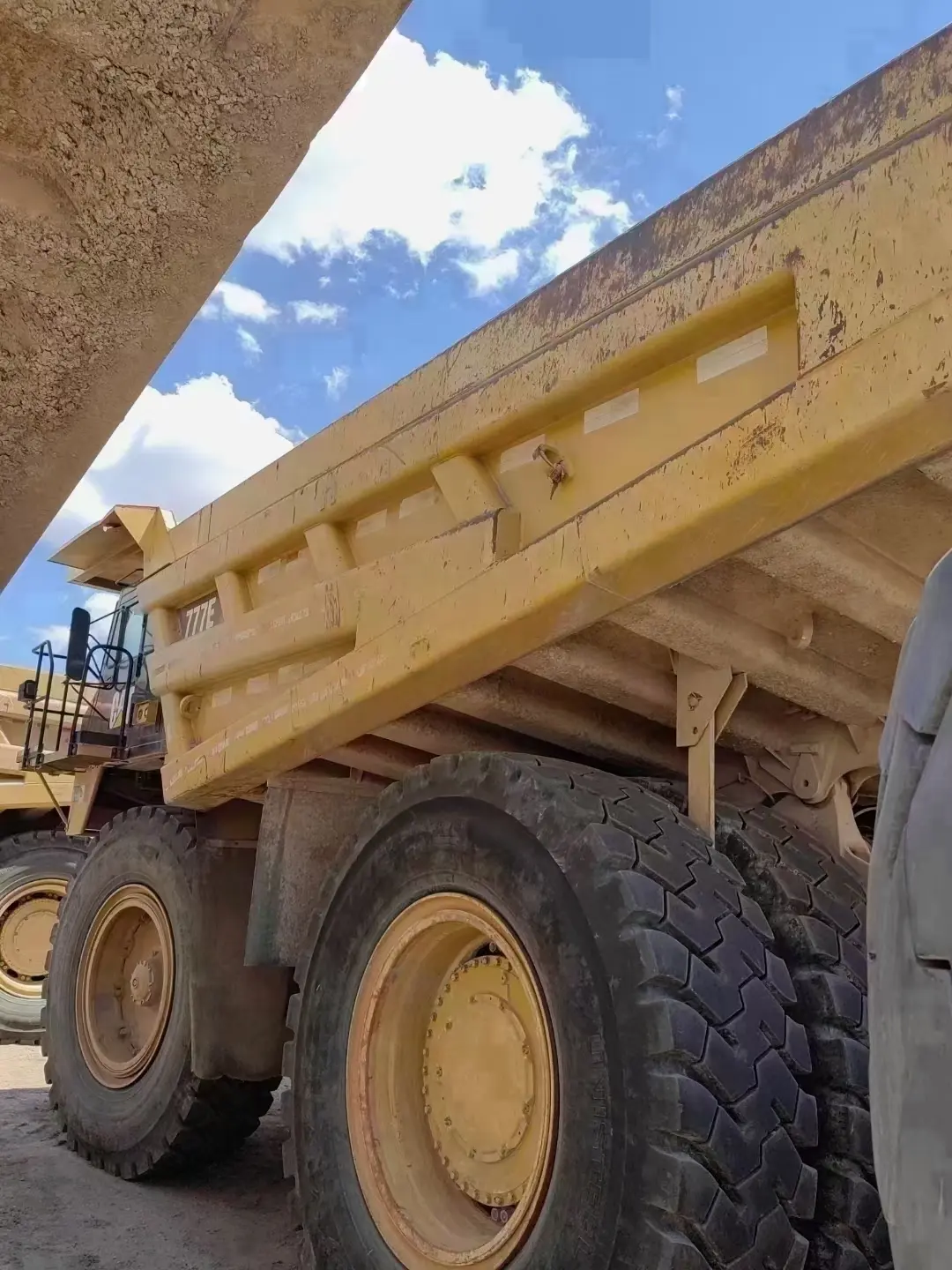 Used CAT 777E Mining Dump Truck Cubic Meter Mining Transport Vehicle Construction Machinery Provided 2018 3000 Load 90t and 60