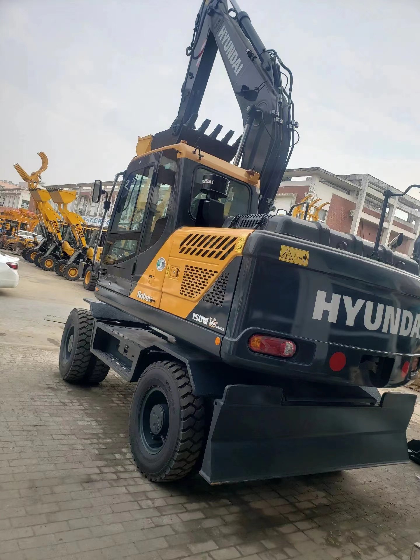 Hyundai Hw150 Used Mini Excavators for Industrial Construction Machinery Wheel Excavators for Industrial Use