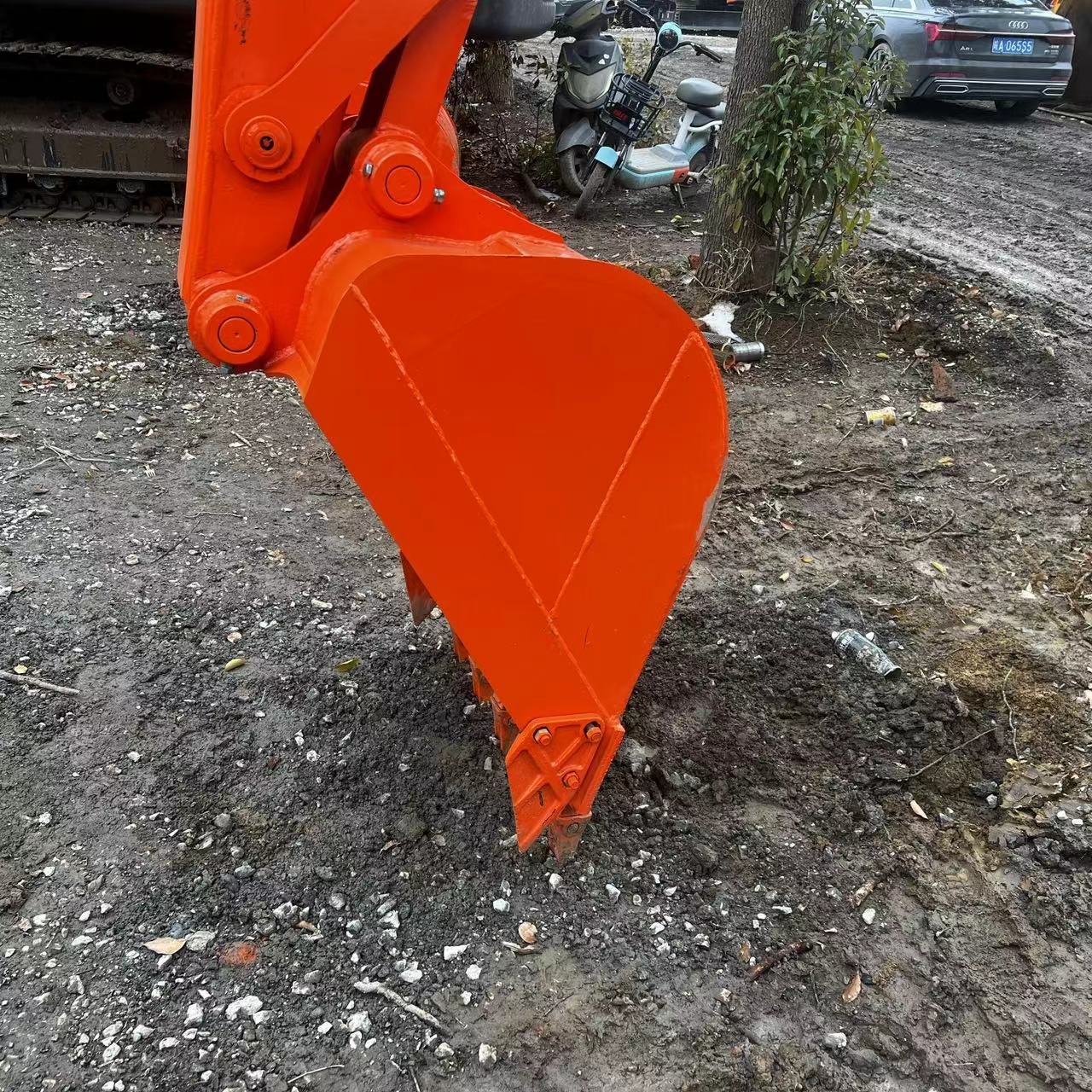 Small used excavators in good working condition HITACHI ZX70 from Japan with suitable prices available for sale with EPA and CE