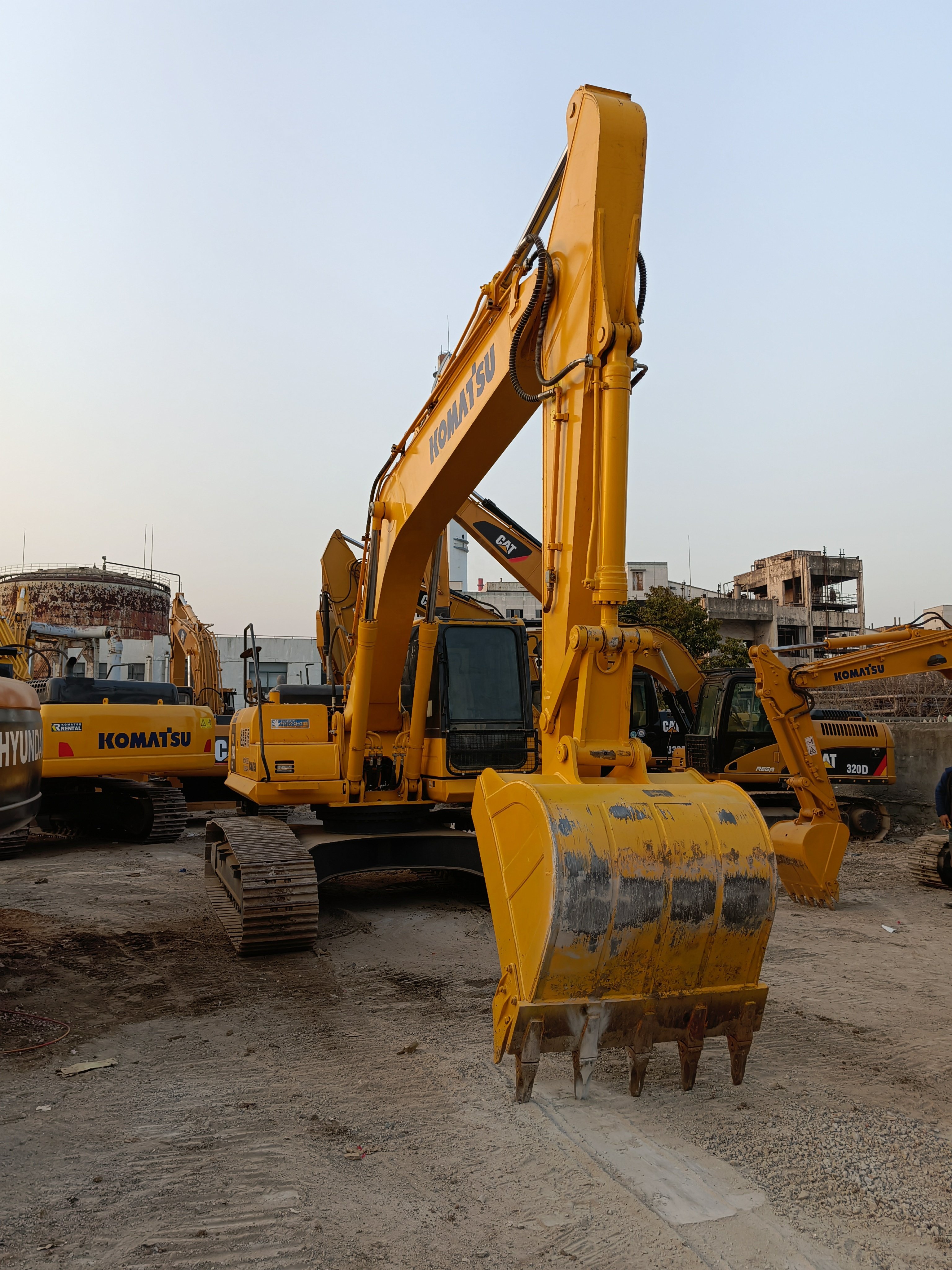 Used komatsu pc240-8 excavator machine pc200-7 pc200-8 pc220 used excavators from Shanghai yard