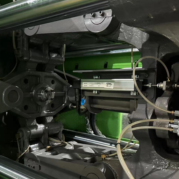 DongHua Second-Hand Horizontal Hydraulic Injection Molding Machine Energy-Saving Plastic Device Explosive Servo Core Pump